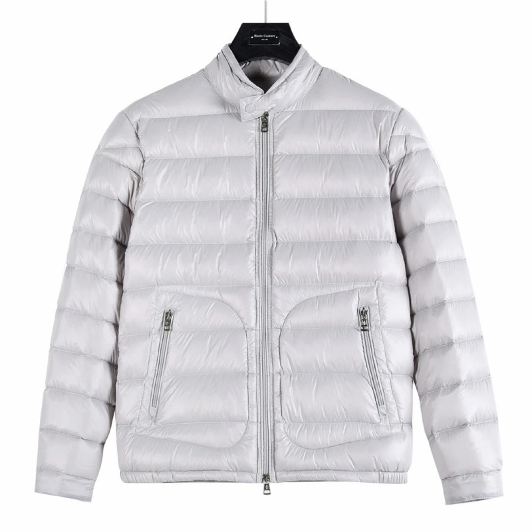 MONCLER(モンクレール) Acorus Moncer メンズ ヴィンテージ加工・スタンドカラー・ジップ・ポケット・保温性・軽量・メタルパーツ ダウンジャケット。 素材:ナイロン100%・ナイロン。 カラー:ダークブルー / オフホワイト / ブラック。 オリジナル仕様