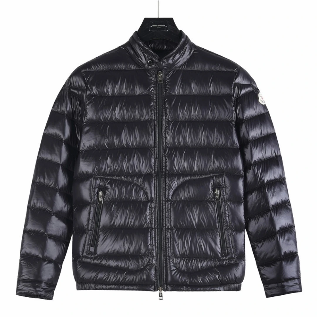 MONCLER(モンクレール) Acorus Moncer メンズ ヴィンテージ加工・スタンドカラー・ジップ・ポケット・保温性・軽量・メタルパーツ ダウンジャケット。 素材:ナイロン100%・ナイロン。 カラー:ダークブルー / オフホワイト / ブラック。 オリジナル仕様