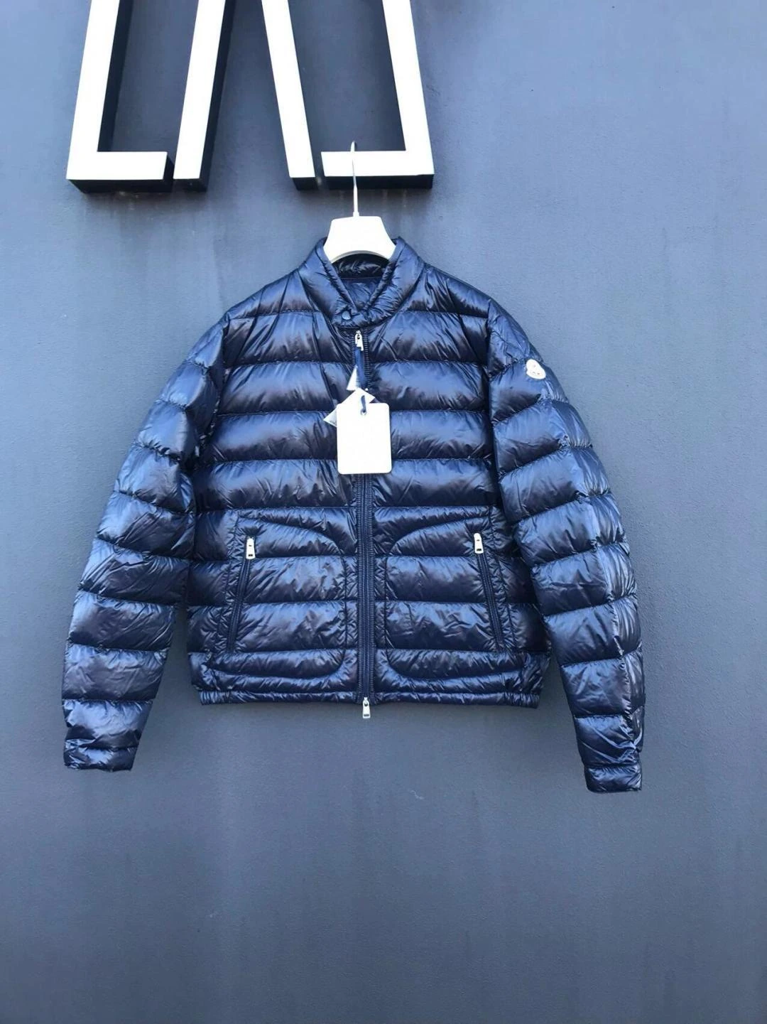 MONCLER(モンクレール) Acorus Moncer メンズ ヴィンテージ加工・スタンドカラー・ジップ・ポケット・保温性・軽量・メタルパーツ ダウンジャケット。 素材:ナイロン100%・ナイロン。 カラー:ダークブルー / オフホワイト / ブラック。 オリジナル仕様
