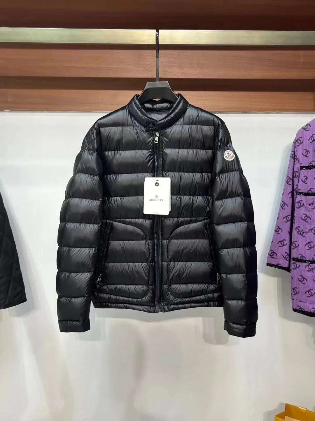 MONCLER(モンクレール) Acorus Moncer メンズ ヴィンテージ加工・スタンドカラー・ジップ・ポケット・保温性・軽量・メタルパーツ ダウンジャケット。 素材:ナイロン100%・ナイロン。 カラー:ダークブルー / オフホワイト / ブラック。 オリジナル仕様