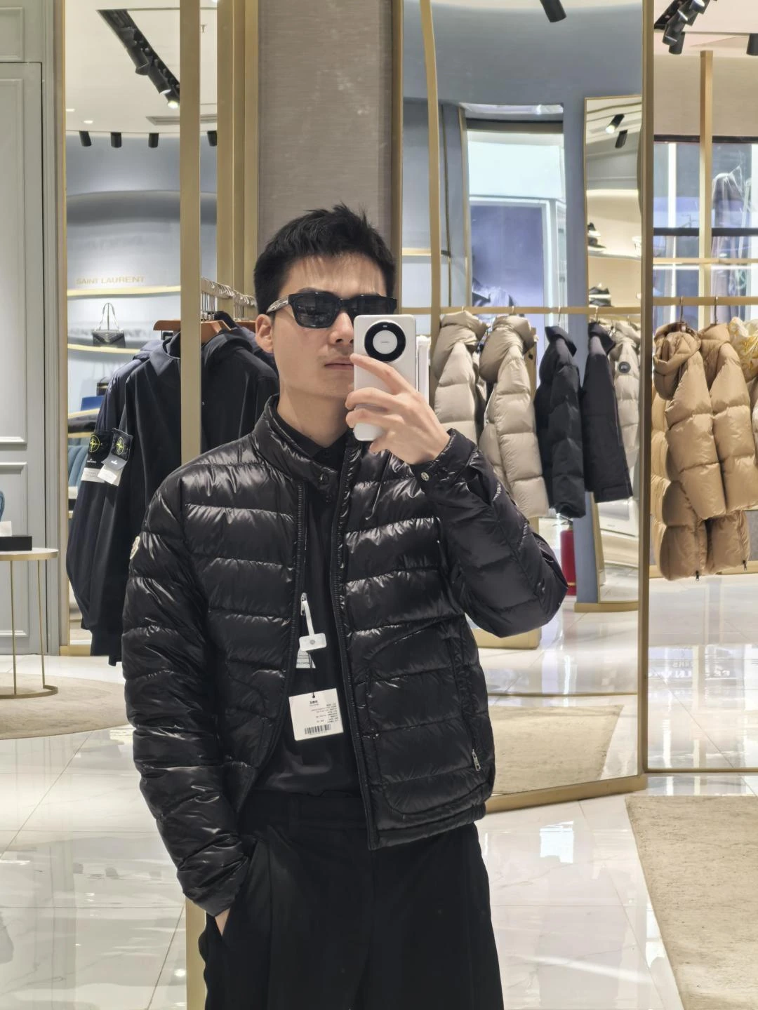 MONCLER(モンクレール) Acorus Moncer メンズ ヴィンテージ加工・スタンドカラー・ジップ・ポケット・保温性・軽量・メタルパーツ ダウンジャケット。 素材:ナイロン100%・ナイロン。 カラー:ダークブルー / オフホワイト / ブラック。 オリジナル仕様