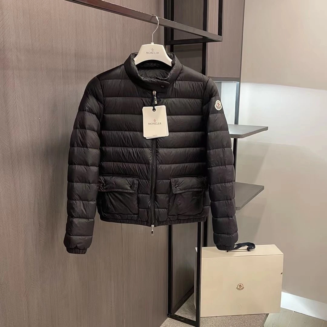 MONCLER(モンクレール) Lans longue saison レディース クロップド丈・スタンドカラー・ジップ・保温性・キルティング・スナップボタン ダウンジャケット。 素材:ダウン