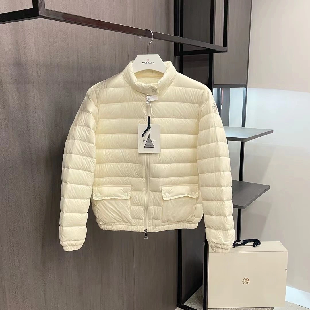 MONCLER(モンクレール) Lans longue saison レディース クロップド丈・スタンドカラー・ジップ・保温性・キルティング・スナップボタン ダウンジャケット。 素材:ダウン