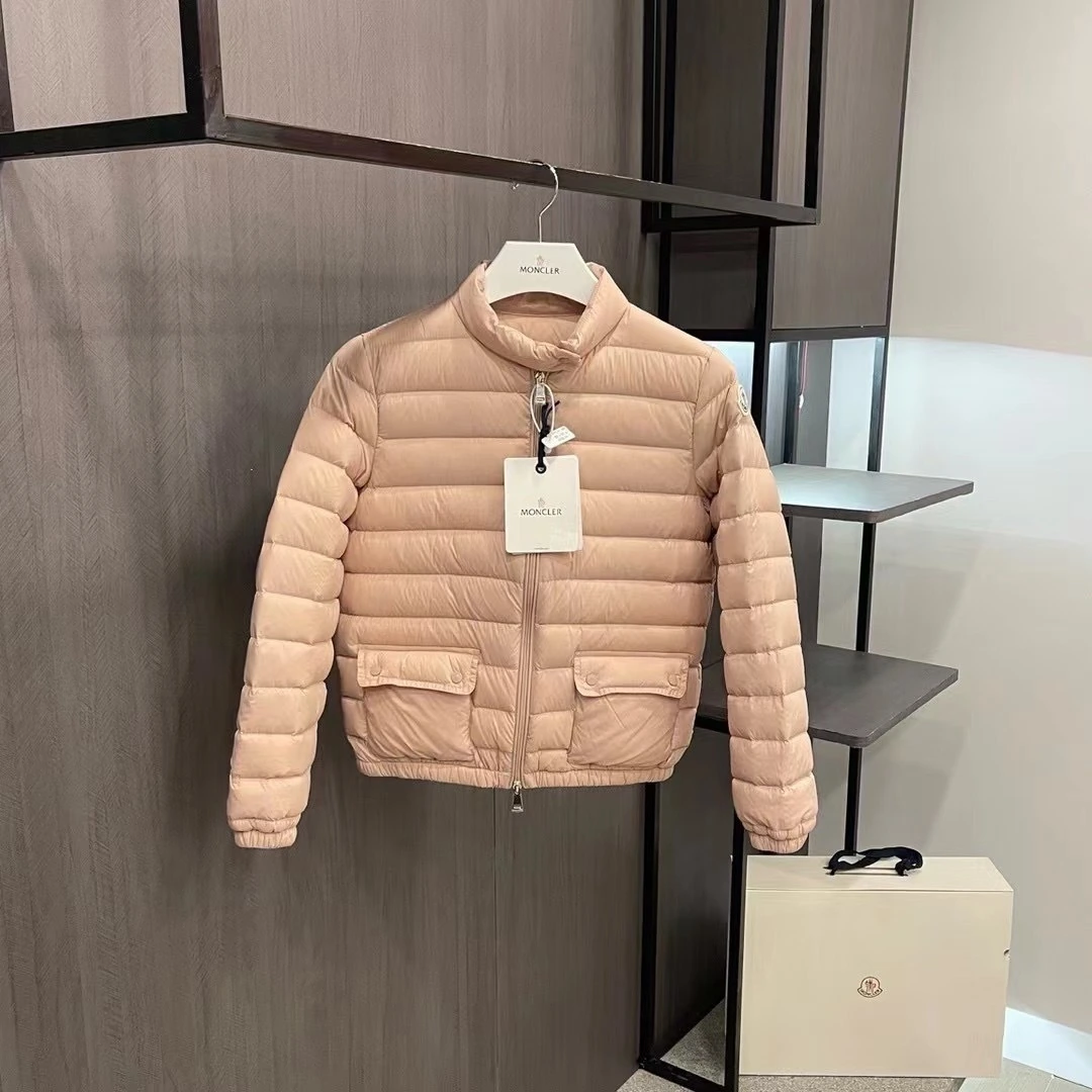 MONCLER(モンクレール) Lans longue saison レディース クロップド丈・スタンドカラー・ジップ・保温性・キルティング・スナップボタン ダウンジャケット。 素材:ダウン