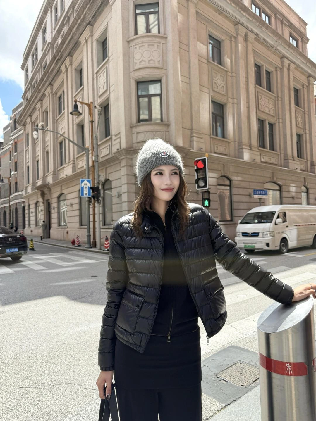 MONCLER(モンクレール) Lans longue saison レディース クロップド丈・スタンドカラー・ジップ・保温性・キルティング・スナップボタン ダウンジャケット。 素材:ダウン