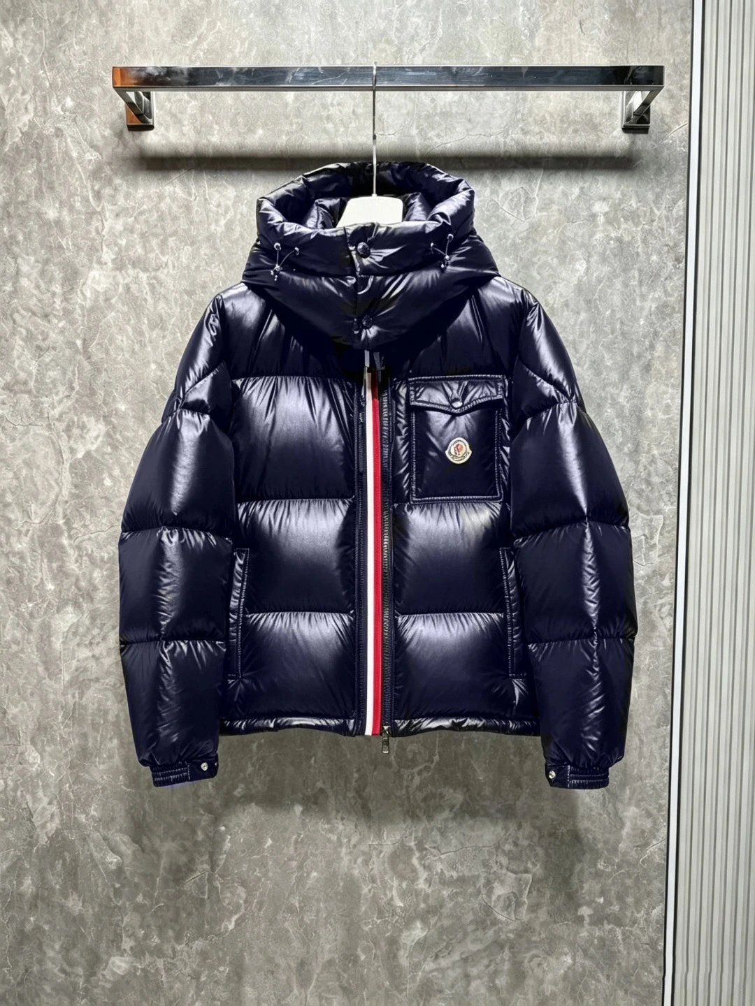 MONCLER(モンクレール) longue Saion クロップド丈・ジップ・ポケット・取り外し可能・調節可能・メタルパーツ・スナップボタン ダウンジャケット。 素材:ナイロン100%・ナイロン。 カラー:ネイビー / ブラック / ホワイト。 サイズ:1-2。 オリジナル仕様