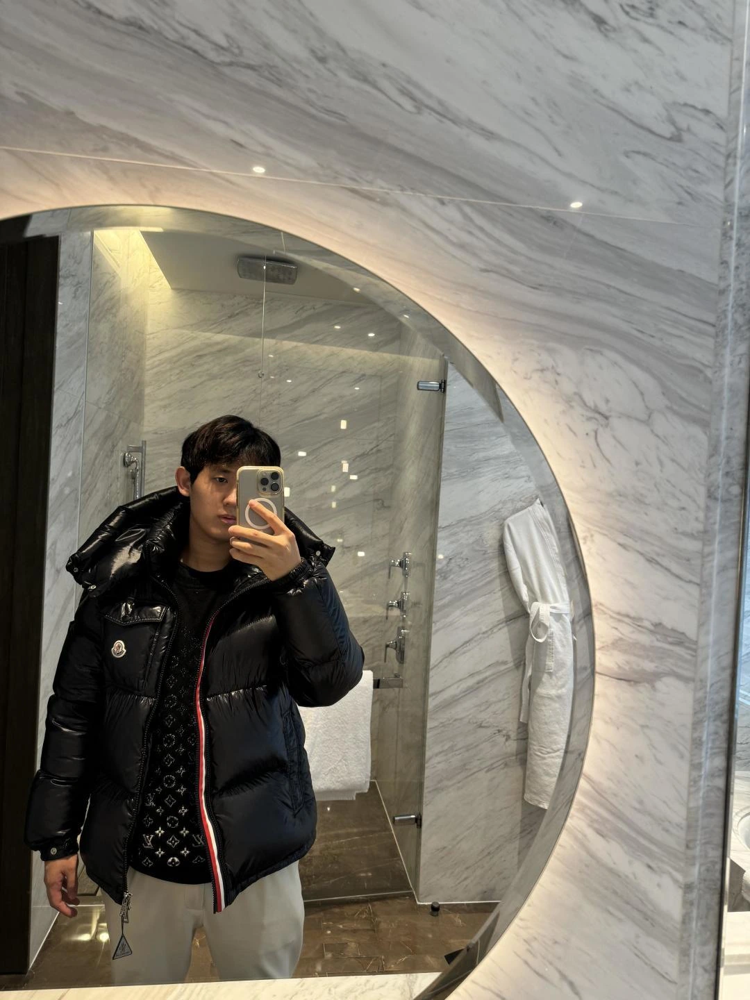 MONCLER(モンクレール) longue Saion クロップド丈・ジップ・ポケット・取り外し可能・調節可能・メタルパーツ・スナップボタン ダウンジャケット。 素材:ナイロン100%・ナイロン。 カラー:ネイビー / ブラック / ホワイト。 サイズ:1-2。 オリジナル仕様