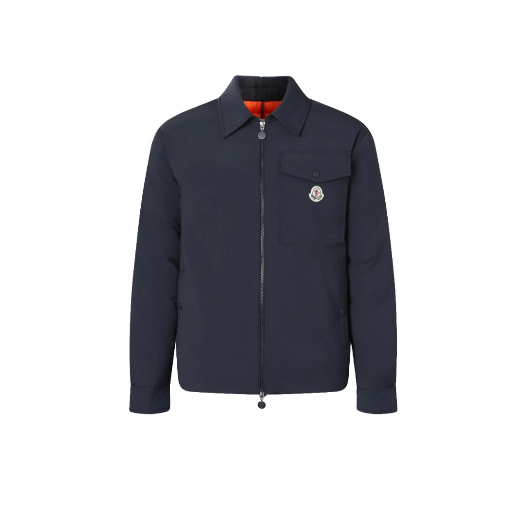 MONCLER(モンクレール) BP35438 スリムフィット・襟付き・ジップ・ボタン・ソフトな風合い・保温性・防風・ゴム仕様・キルティング ダウンジャケット。 素材:ナイロン100%・ポリエステル100%・ナイロン・ポリエステル・ダウン。 サイズ:1 / 2 / 3 / 4。 品番:D128