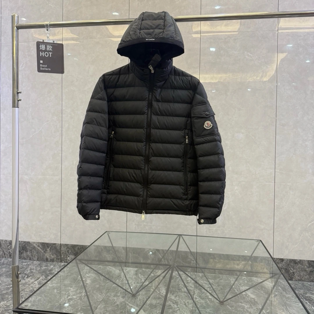 MONCLER(モンクレール) Galion メンズ クロップド丈・フード付き・ジップ・ポケット・保温性・調節可能・メタルパーツ・NFC対応・スナップボタン ダウンジャケット。 素材:ナイロン・ダウン。 サイズ:1 / 2 / 3 / 4 / 5 / 6。 オリジナル仕様