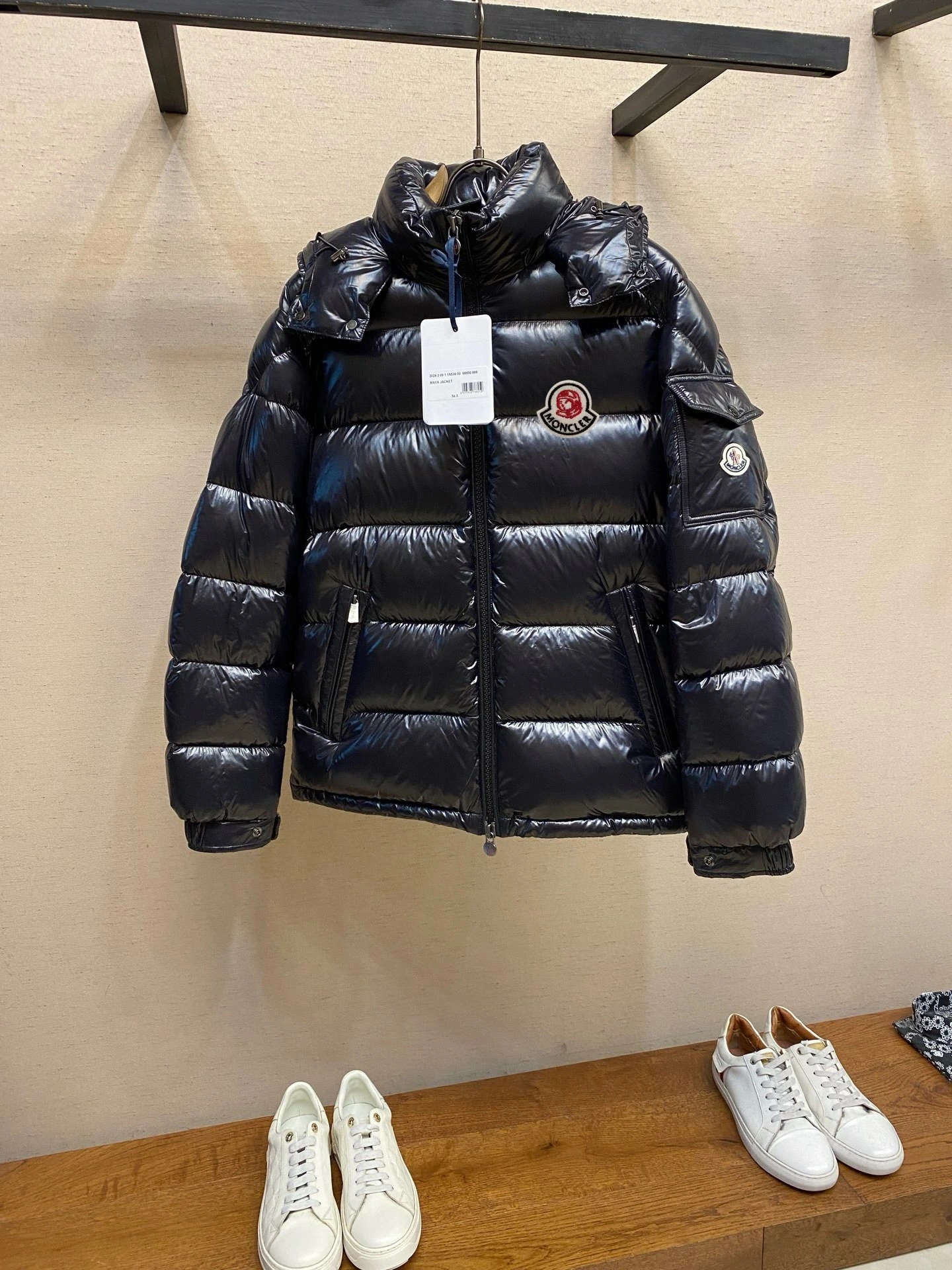 MONCLER(モンクレール) 刺繍・ジップ・通気性・保温性・防風・撥水 ダウンジャケット。 素材:ナイロン・撥水素材・防風素材・通気性素材。 サイズ:M / L / XL / 3XL
