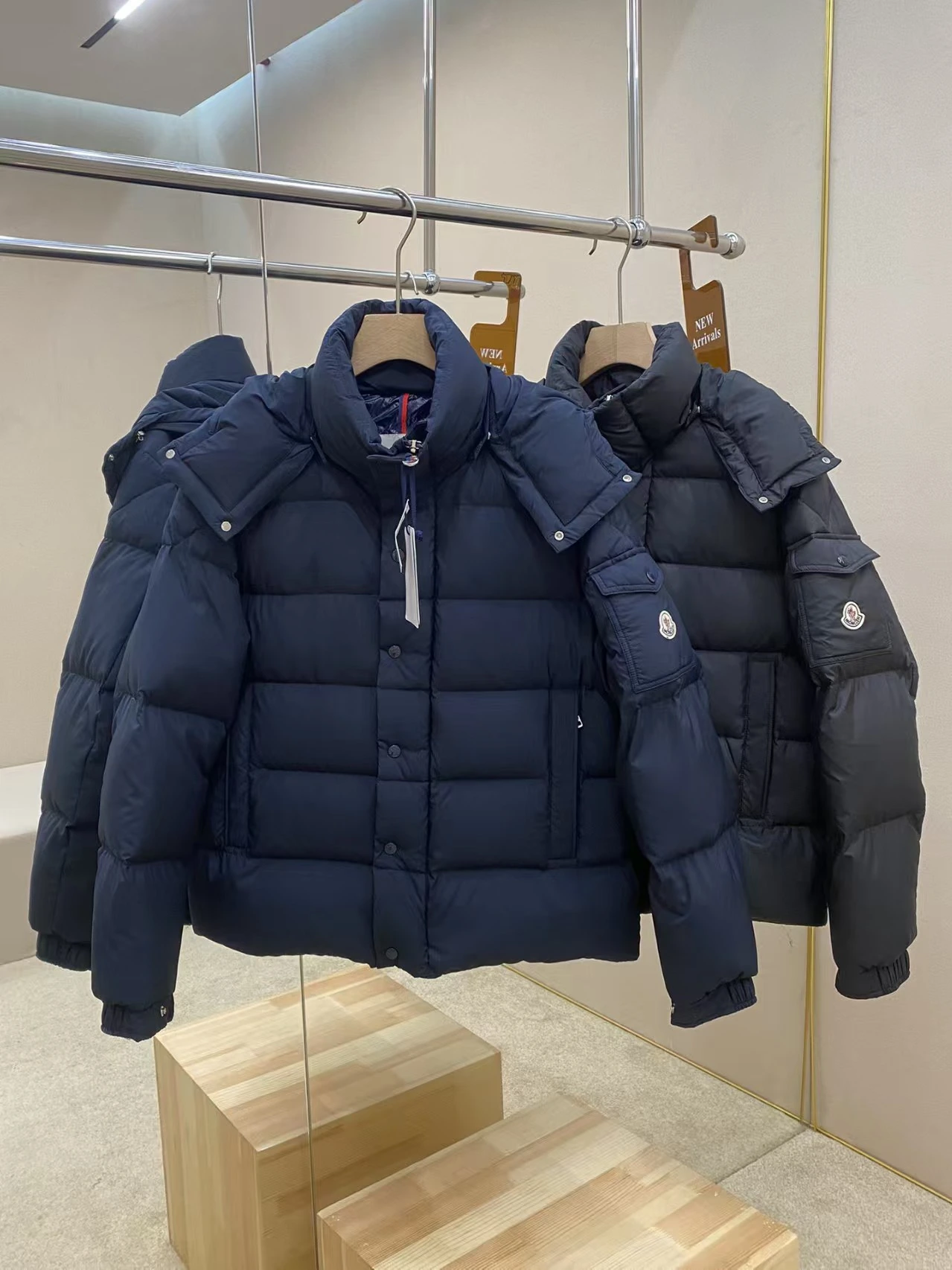 MONCLER(モンクレール) MonVezere longue saison クロップド丈・ジップ・ボタン・ポケット・保温性・ドローストリング・調節可能 ダウンジャケット。 素材:ダウン。 カラー:ネイビー / ブラック。 サイズ:M-5XL