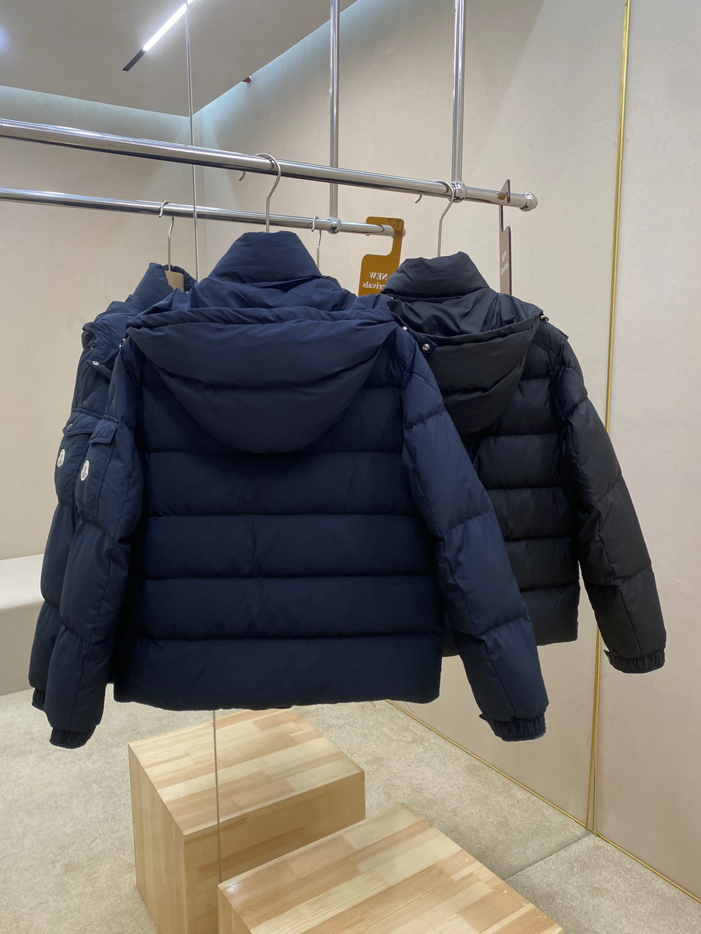 MONCLER(モンクレール) MonVezere longue saison クロップド丈・ジップ・ボタン・ポケット・保温性・ドローストリング・調節可能 ダウンジャケット。 素材:ダウン。 カラー:ネイビー / ブラック。 サイズ:M-5XL