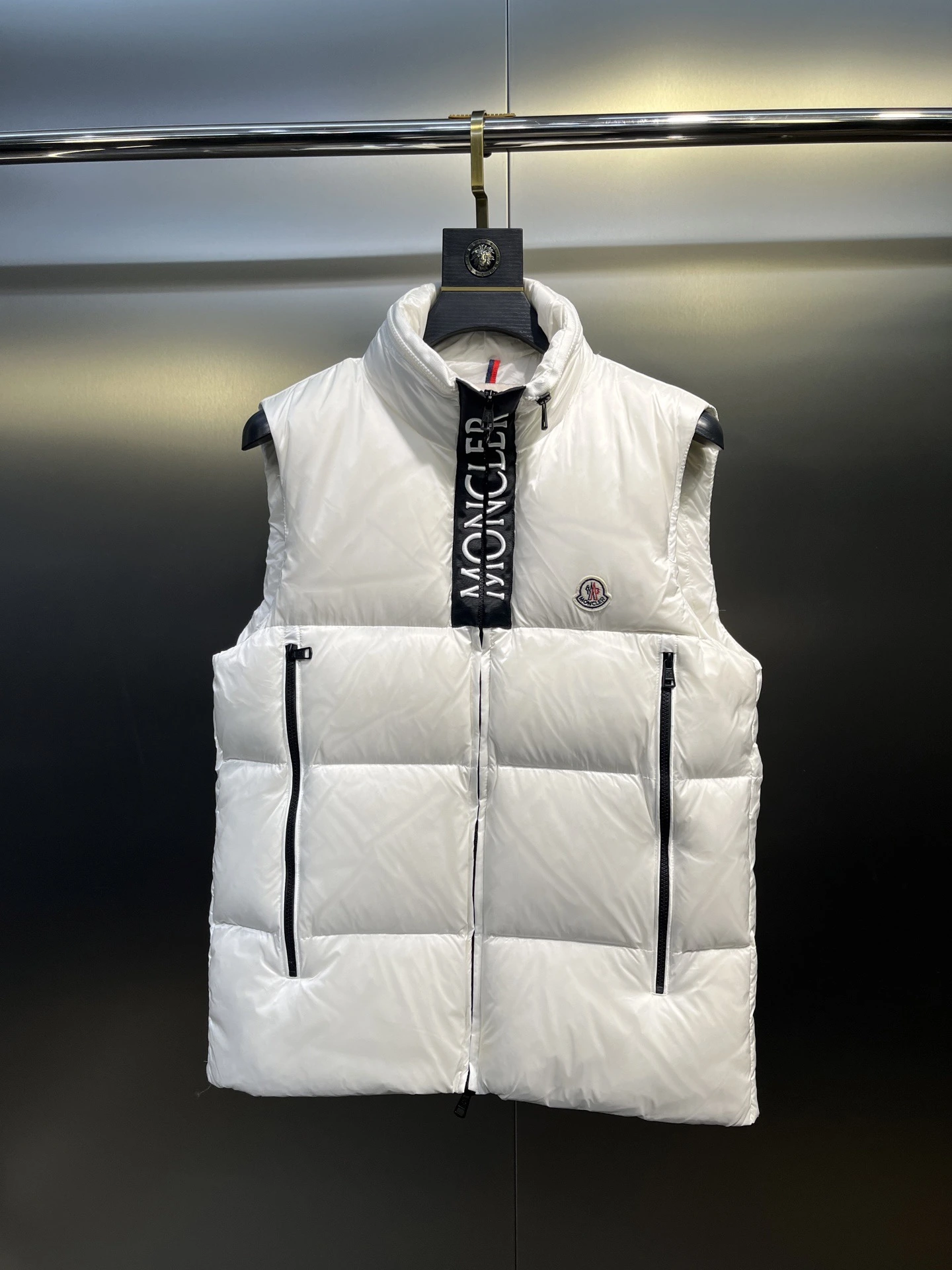 MONCLER(モンクレール) 秋冬 Semeru Tago メンズ クロップド丈・ストレート・スタンドカラー・ジップ・ポケット・キルティング・レタリング ダウンベスト。 素材:ポリエステル・ダウン・グースダウン。 サイズ:M-5XL