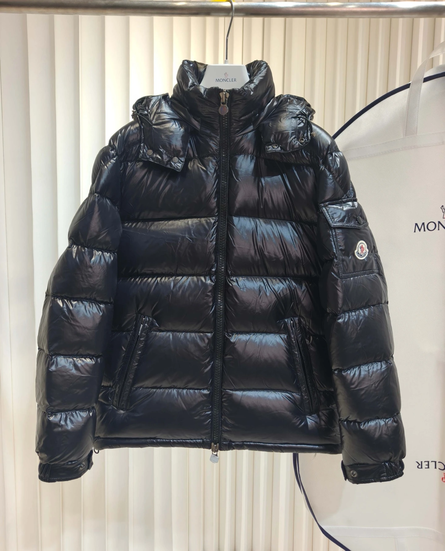 MONCLER(モンクレール) 刺繍・ジップ・通気性・保温性・防風・撥水 ダウンジャケット。 素材:ナイロン・撥水素材・防風素材・通気性素材