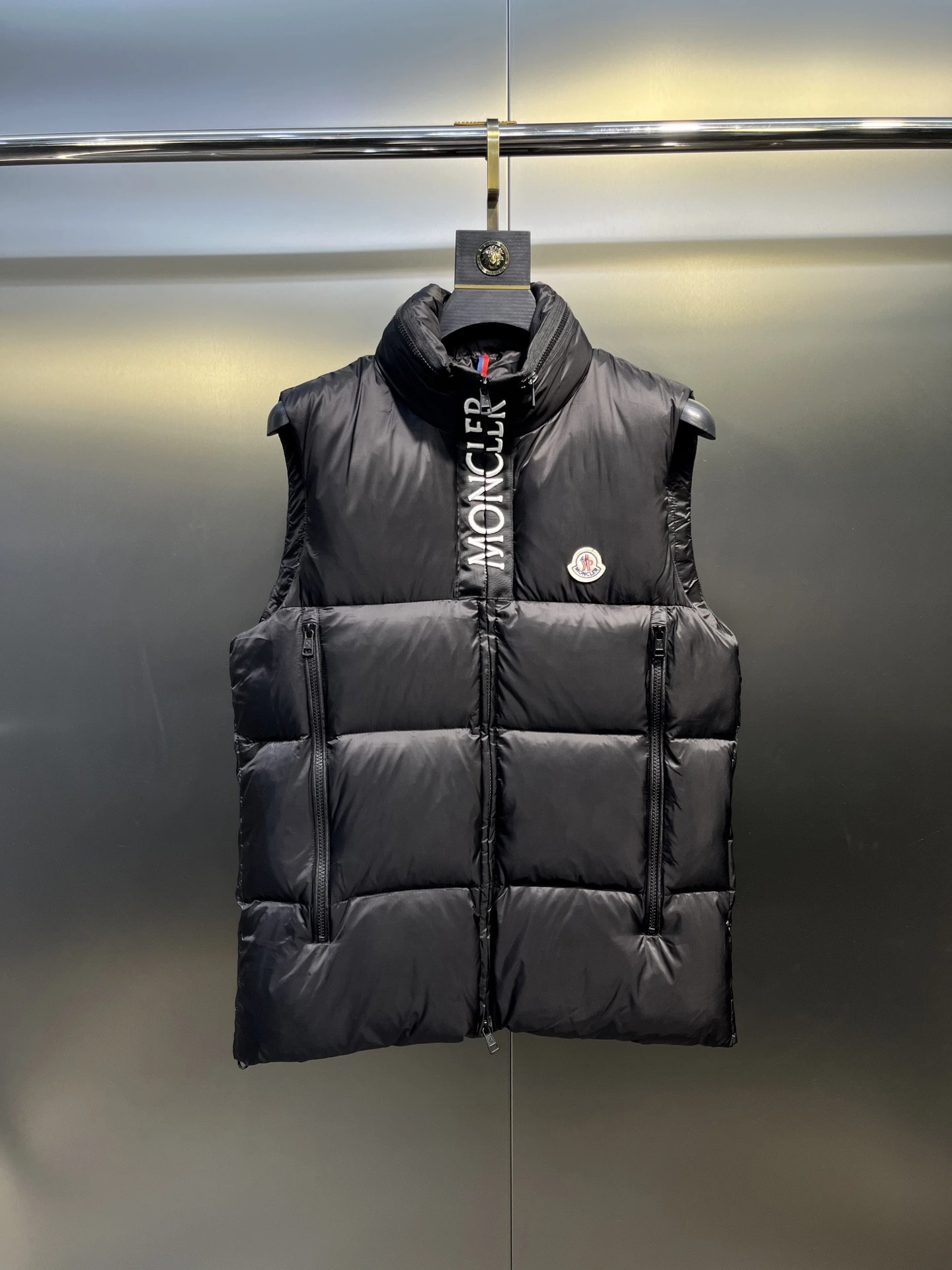 MONCLER(モンクレール) 秋冬 Semeru Tago メンズ クロップド丈・ストレート・スタンドカラー・ジップ・ポケット・キルティング・レタリング ダウンベスト。 素材:ポリエステル・ダウン・グースダウン。 サイズ:M-5XL