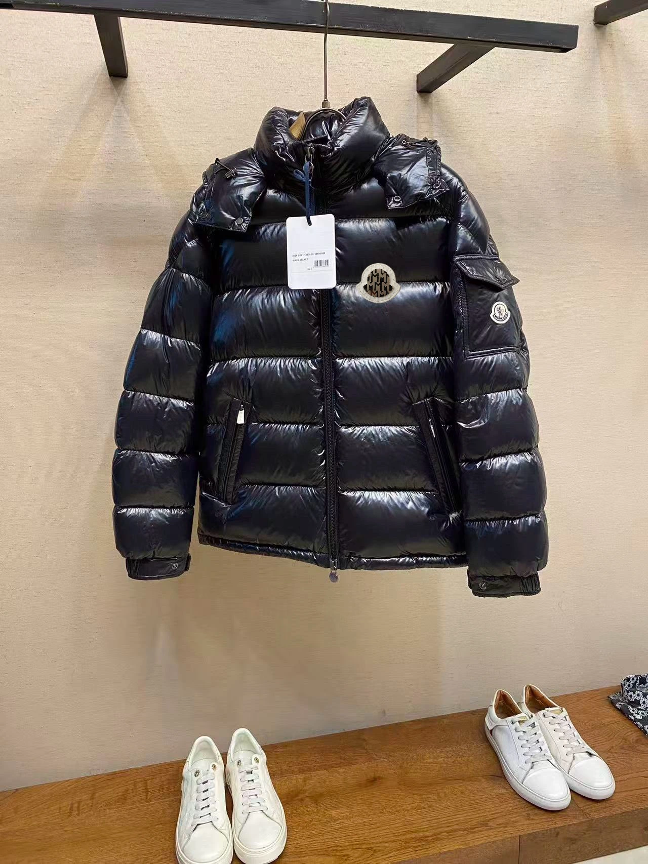 MONCLER(モンクレール) 刺繍・ジップ・通気性・保温性・防風・撥水 ダウンジャケット。 素材:ナイロン・撥水素材・防風素材・通気性素材。 サイズ:M / L / XL / 3XL