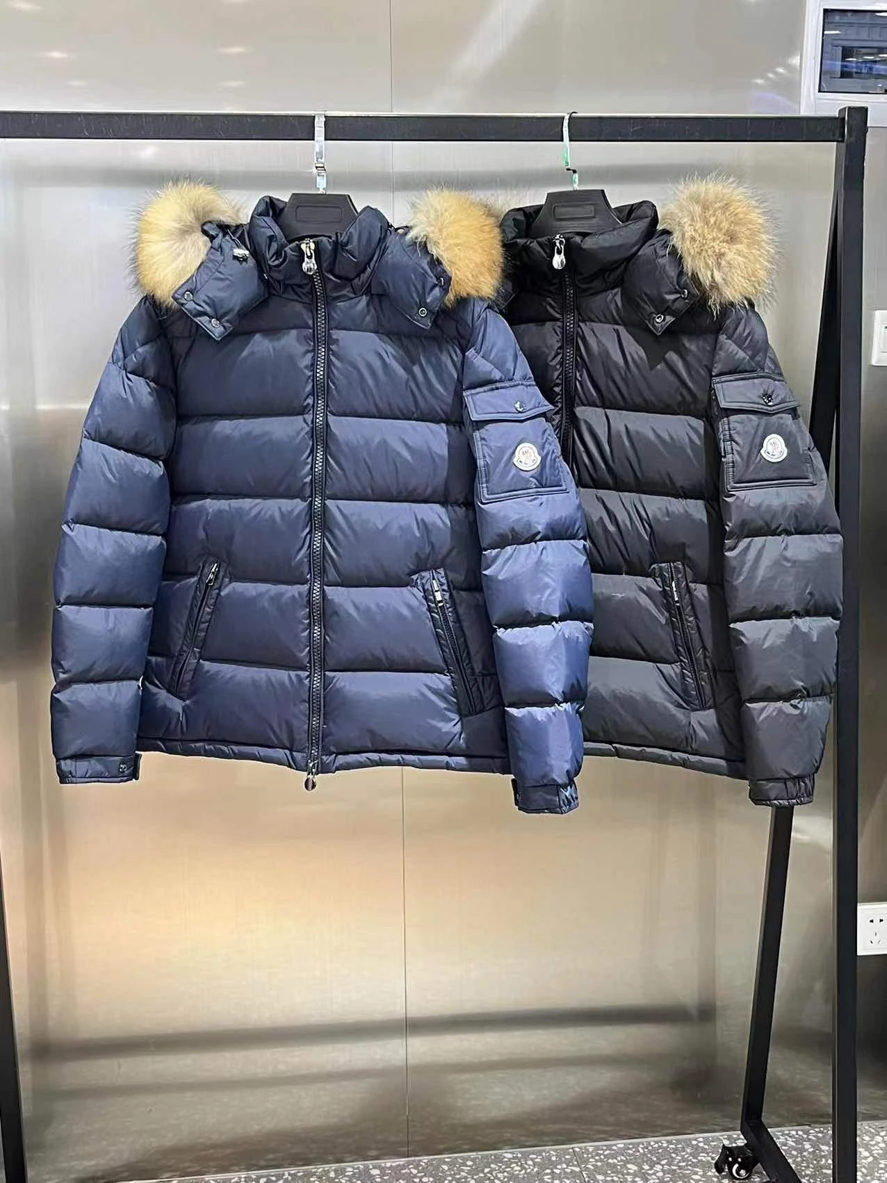 Mayaf Maya Moner メンズ クロップド丈・フード付き・ジップ・ポケット・ドローストリング・取り外し可能・調節可能・ファートリム・スナップボタン ダウンジャケット。 素材:ナイロン・ダウン。 サイズ:M-5XL