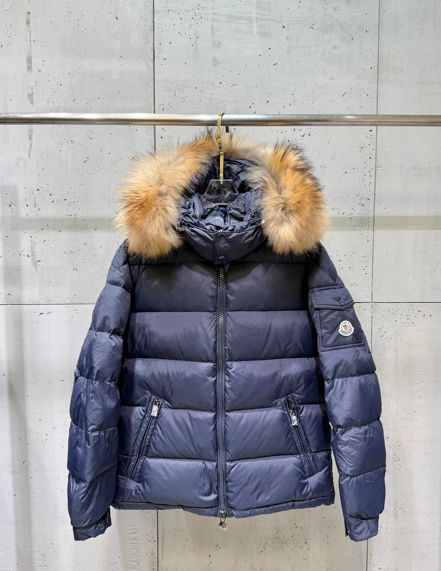 Mayaf Maya Moner メンズ クロップド丈・フード付き・ジップ・ポケット・ドローストリング・取り外し可能・調節可能・ファートリム・スナップボタン ダウンジャケット。 素材:ナイロン・ダウン。 サイズ:M-5XL