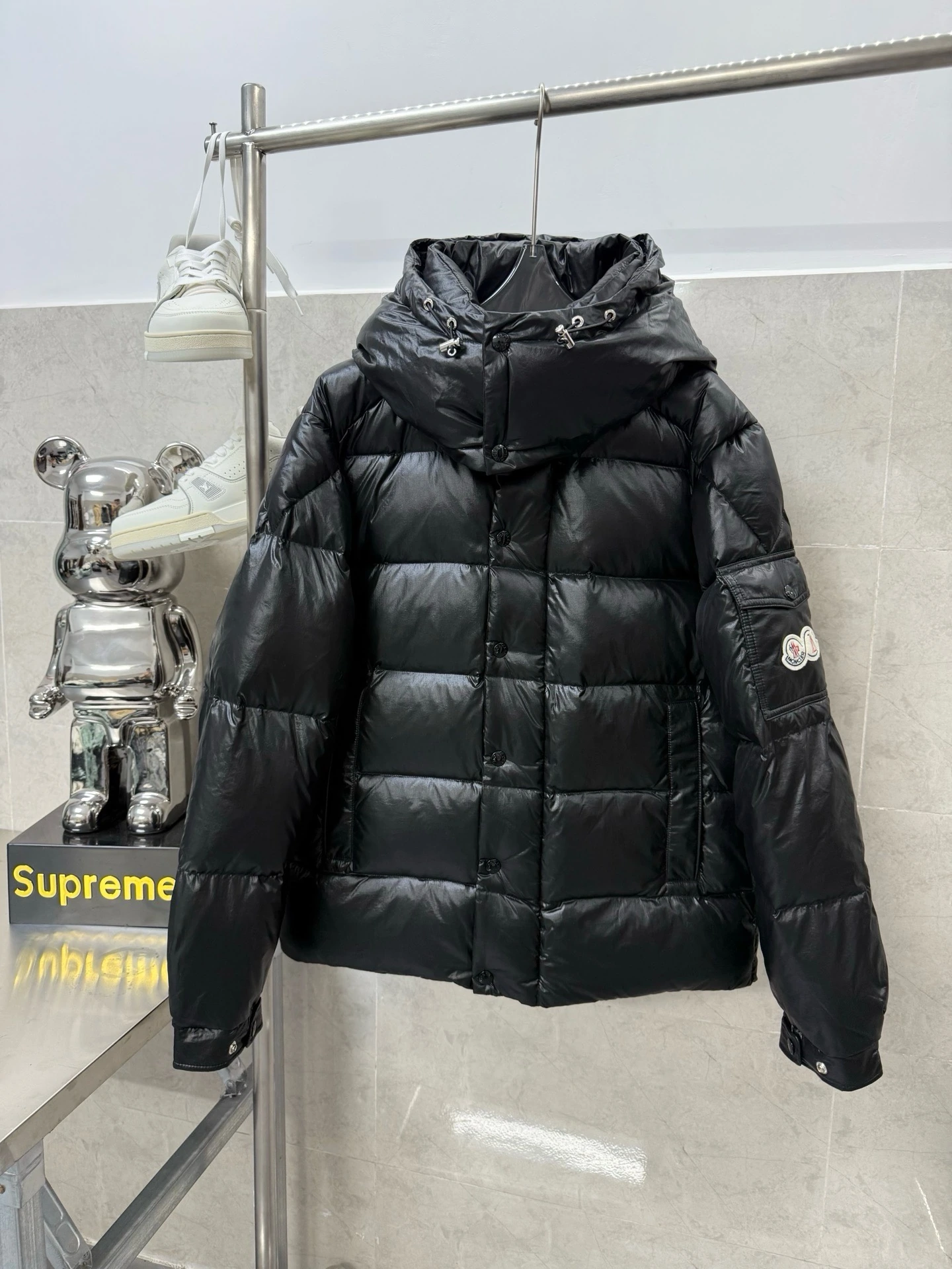 MONCLER(モンクレール) MY253077 M-5XL ダウンジャケット ユニセックス。 素材:ダウン。 カラー:ブラック / ホワイト / グレー。 サイズ:M-5XL