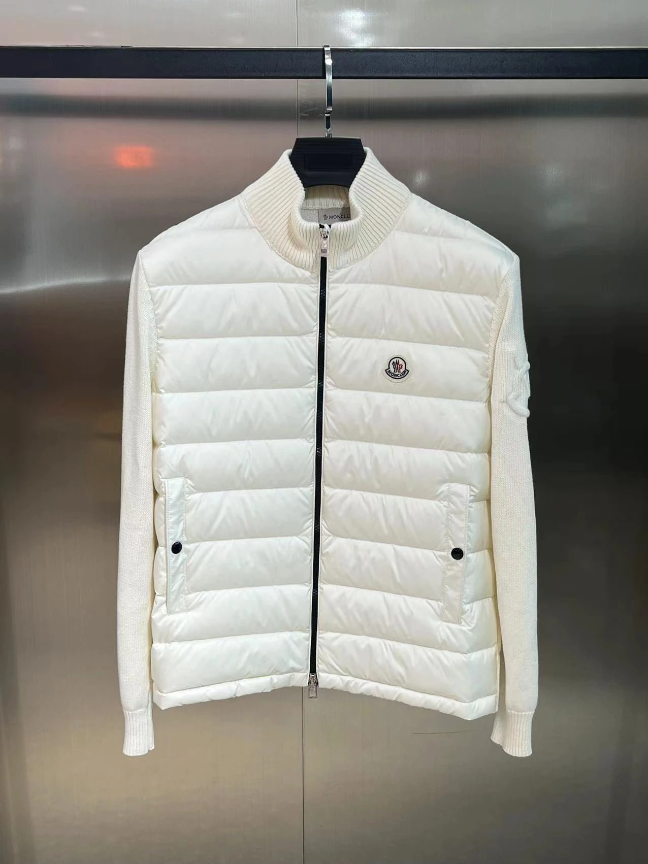 MONCLER(モンクレール) 切替・キルティング ダウンジャケット。 素材:ダウン。 カラー:ブラック / ホワイト