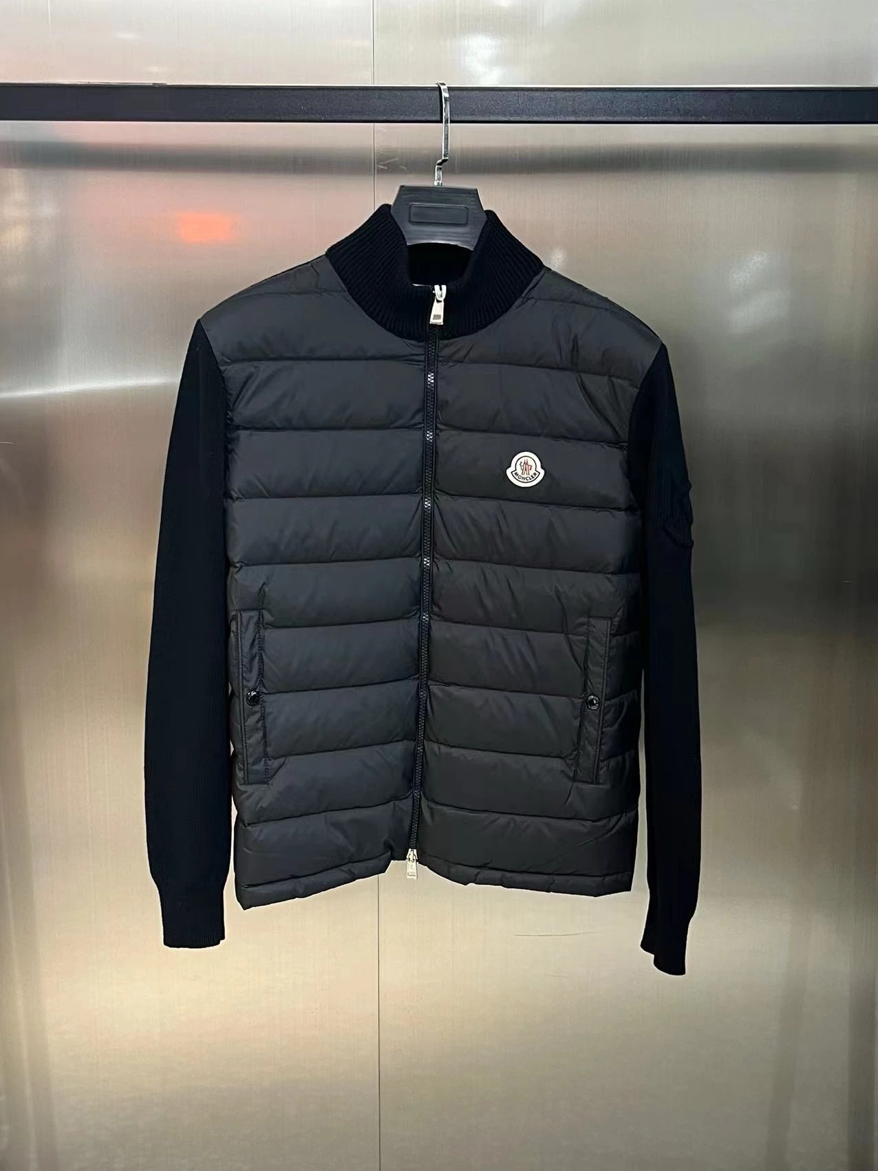MONCLER(モンクレール) 切替・キルティング ダウンジャケット。 素材:ダウン。 カラー:ブラック / ホワイト