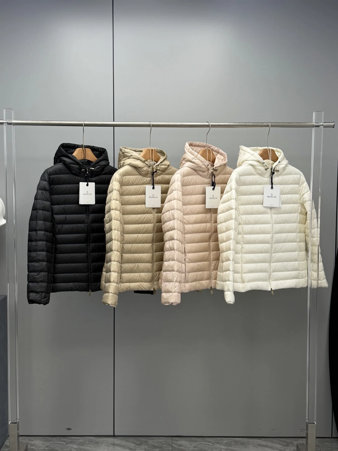 MONCLER(モンクレール) Igelhood レディース チェック・クロップド丈・スリムフィット・フード付き・合わせやすい・保温性・防風・軽量・ドローストリング ダウンジャケット。 素材:ダウン・グースダウン。 カラー:カーキ / ブラック / ホワイト / ピンク。 サイズ:0-1。 調節可能