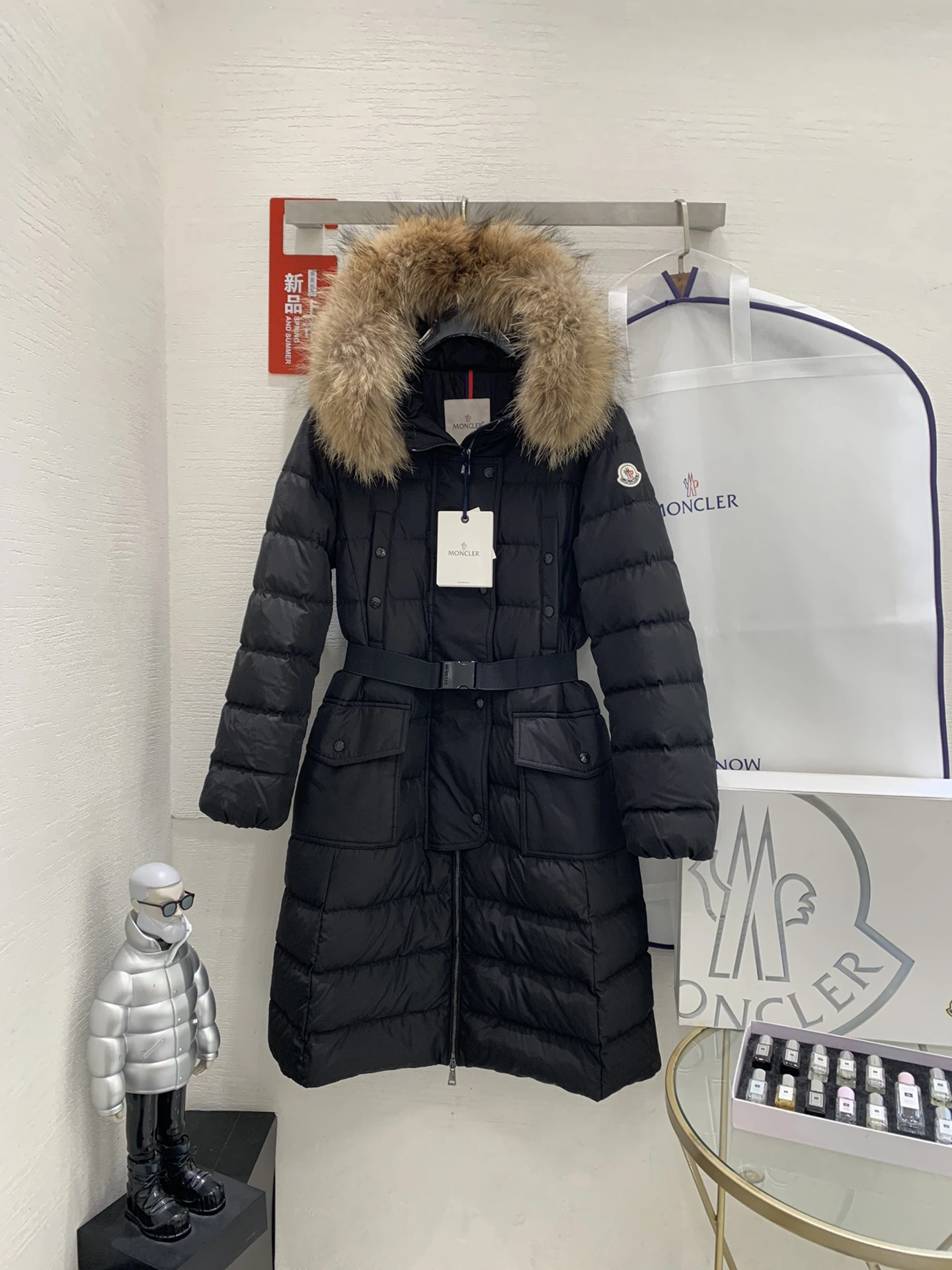 MONCLER(モンクレール) 秋冬 レディース ベルト付き・ウエストシェイプ・フード付き・メタルパーツ・ファートリム ダウンジャケット。 素材:ダウン・ダックダウン。 カラー:ブラック。 サイズ:1 / 2 / 3 / 4。 オリジナル仕様