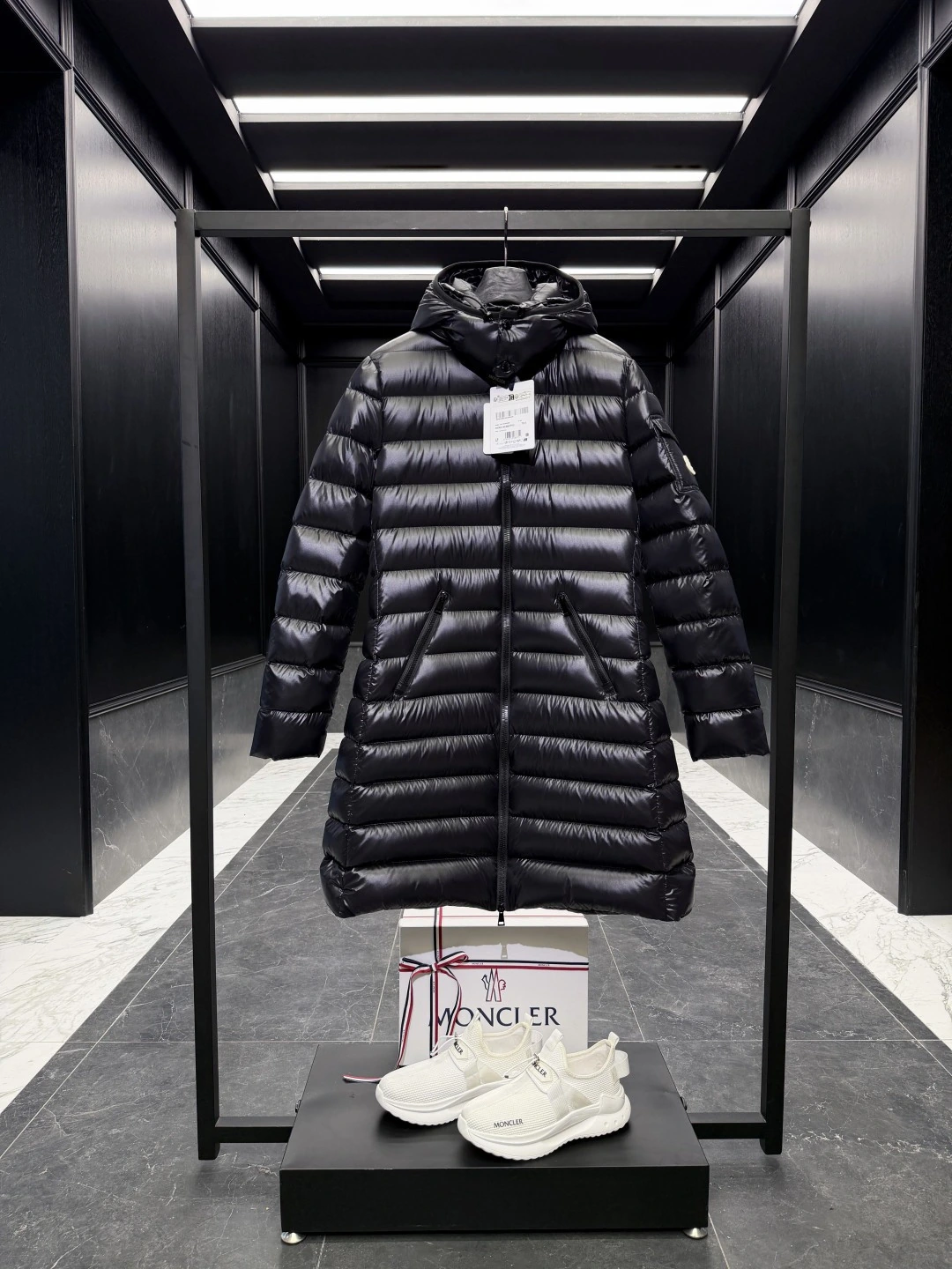 MONCLER(モンクレール) Moka レディース ロング丈・スリムフィット・フード付き・ジップ・ポケット・保温性・キルティング・取り外し可能・メタルパーツ ダウンジャケット。 素材:ナイロン・ダウン。 サイズ:1-4。 オリジナル仕様