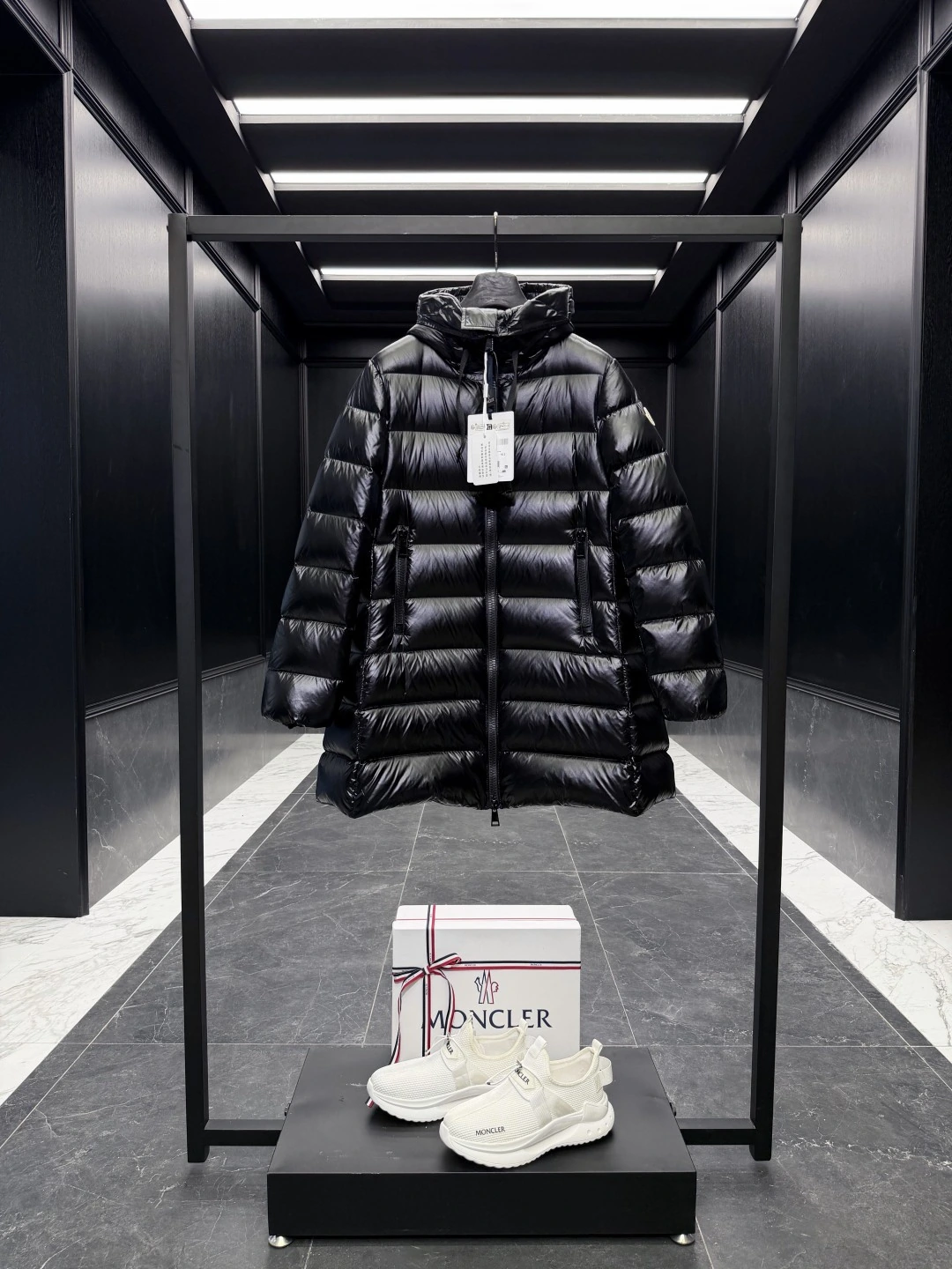 MONCLER(モンクレール) Suyen nylonl ロング丈・ジップ・ポケット・キルティング・調節可能・メタルパーツ・NFC対応 ダウンジャケット。 素材:ナイロン・ダウン・グースダウン。 サイズ:1-4。 オリジナル仕様