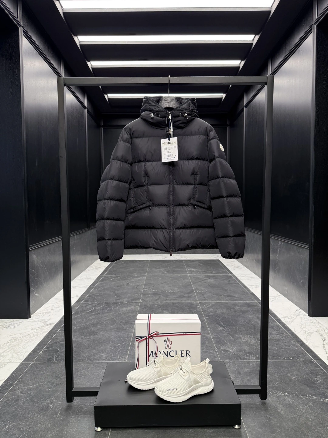 MONCLER(モンクレール) Avoce レディース ベルト付き・クロップド丈・ジップ・ポケット・調節可能・NFC対応 ダウンジャケット。 素材:ナイロン・ダウン。 サイズ:1-4