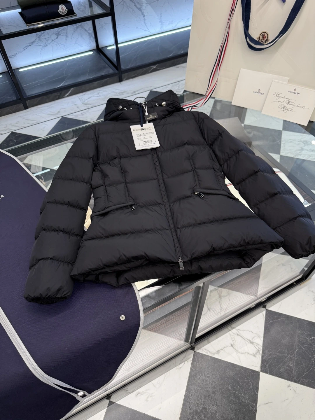 MONCLER(モンクレール) Avoce レディース クロップド丈 ダウンジャケット。 素材:ダウン。 実物撮影