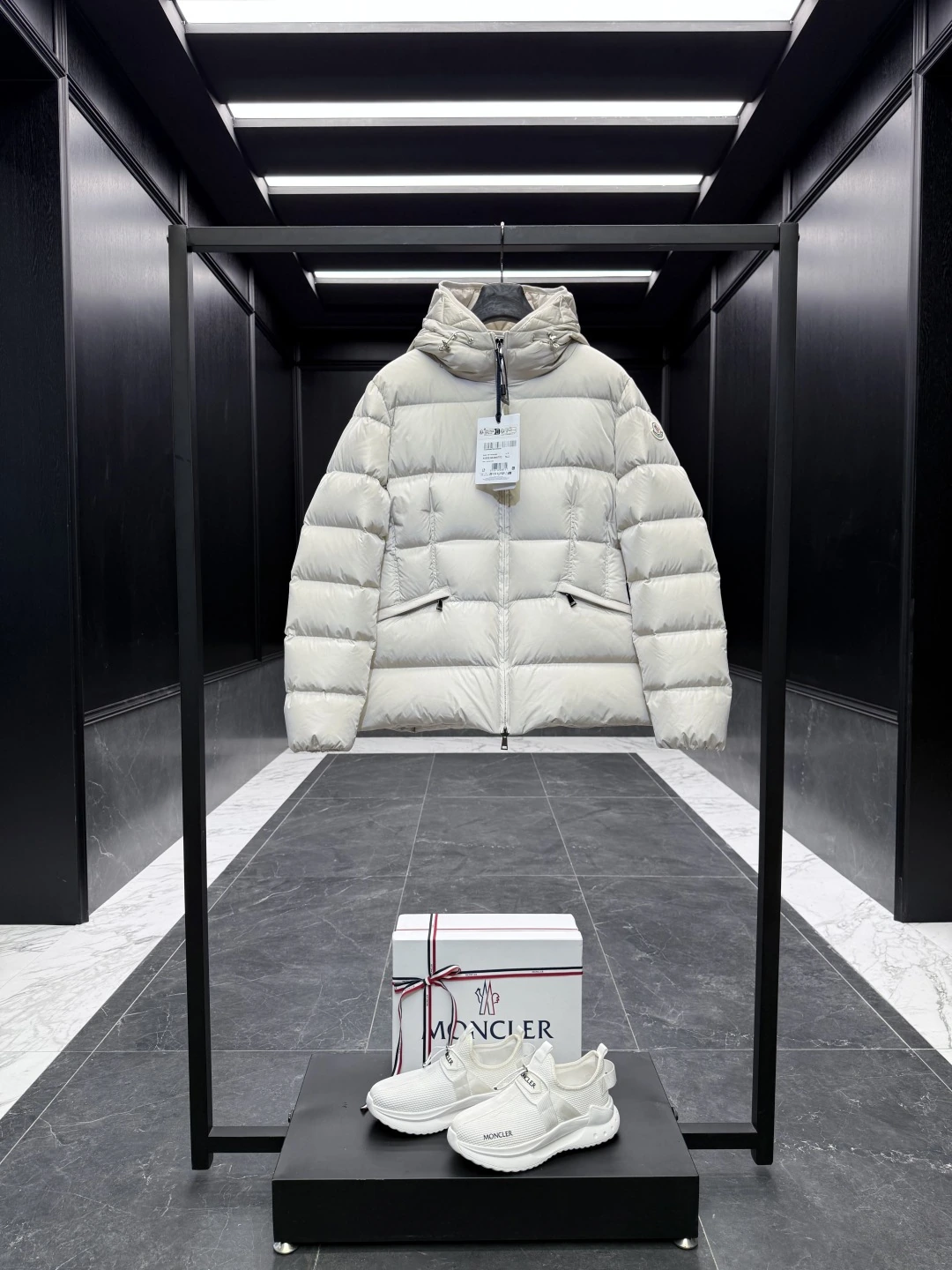 MONCLER(モンクレール) Avoce レディース ベルト付き・クロップド丈・ジップ・ポケット・調節可能・NFC対応 ダウンジャケット。 素材:ナイロン・ダウン。 サイズ:1-4