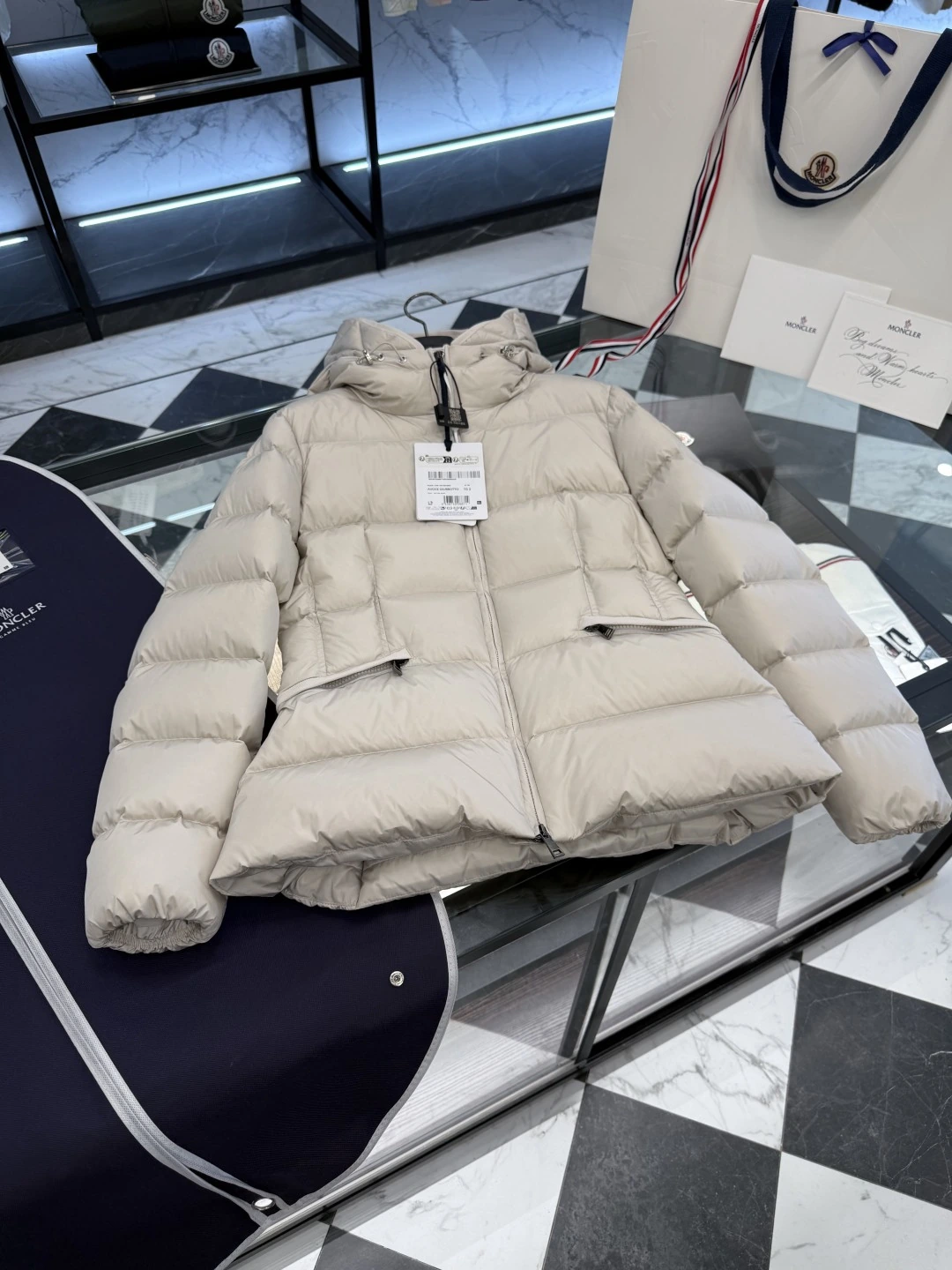 MONCLER(モンクレール) Avoce レディース クロップド丈 ダウンジャケット。 素材:ダウン。 実物撮影