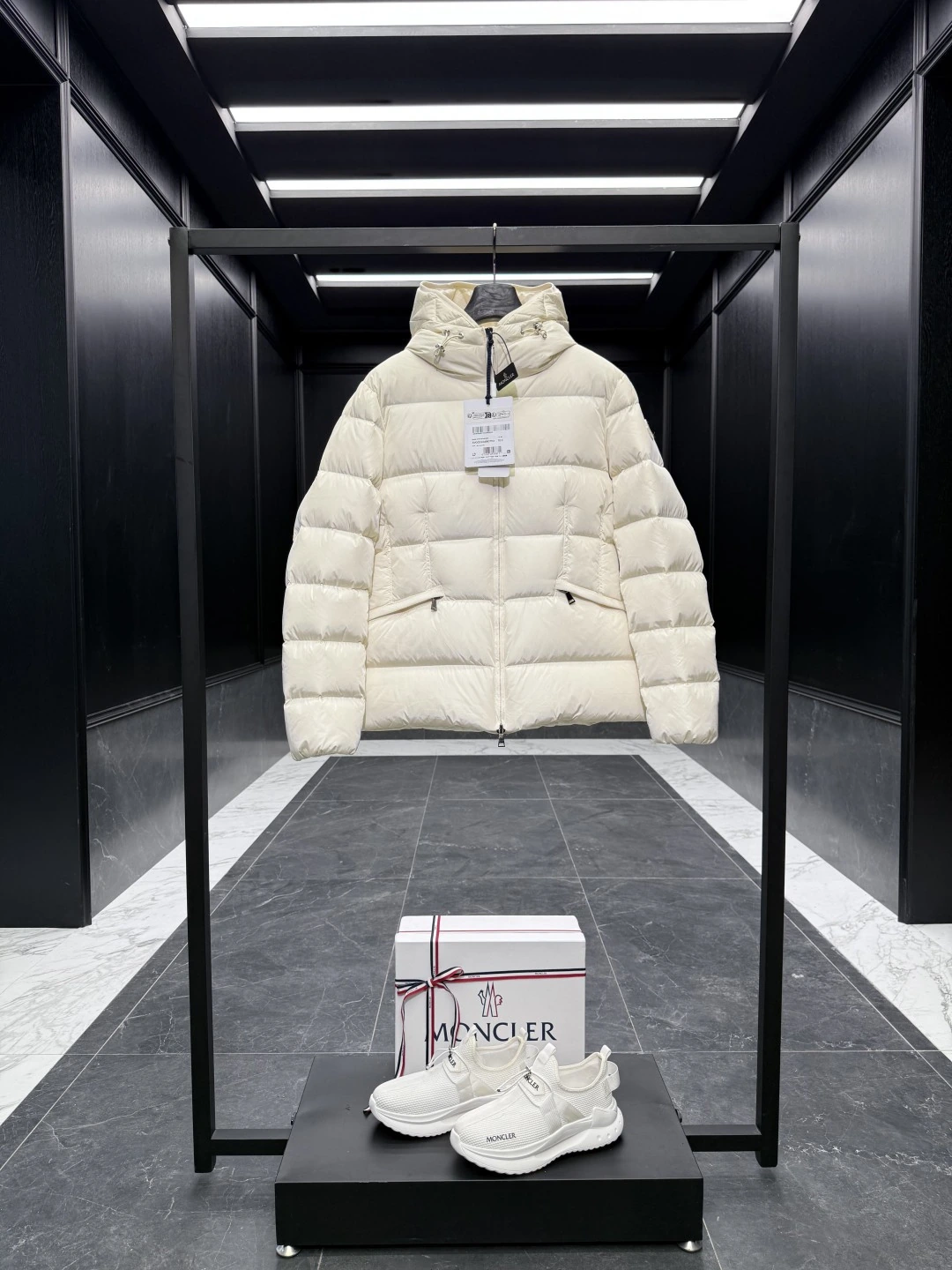 MONCLER(モンクレール) Avoce レディース ベルト付き・クロップド丈・ジップ・ポケット・調節可能・NFC対応 ダウンジャケット。 素材:ナイロン・ダウン。 サイズ:1-4