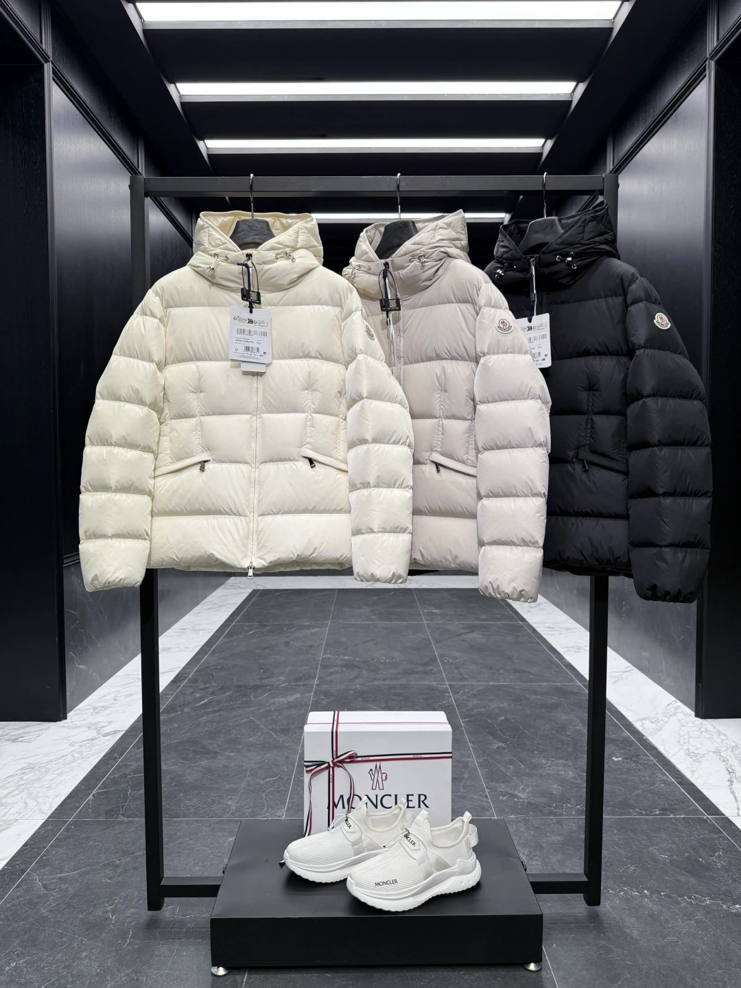 MONCLER(モンクレール) Avoce レディース クロップド丈 ダウンジャケット。 素材:ダウン。 実物撮影