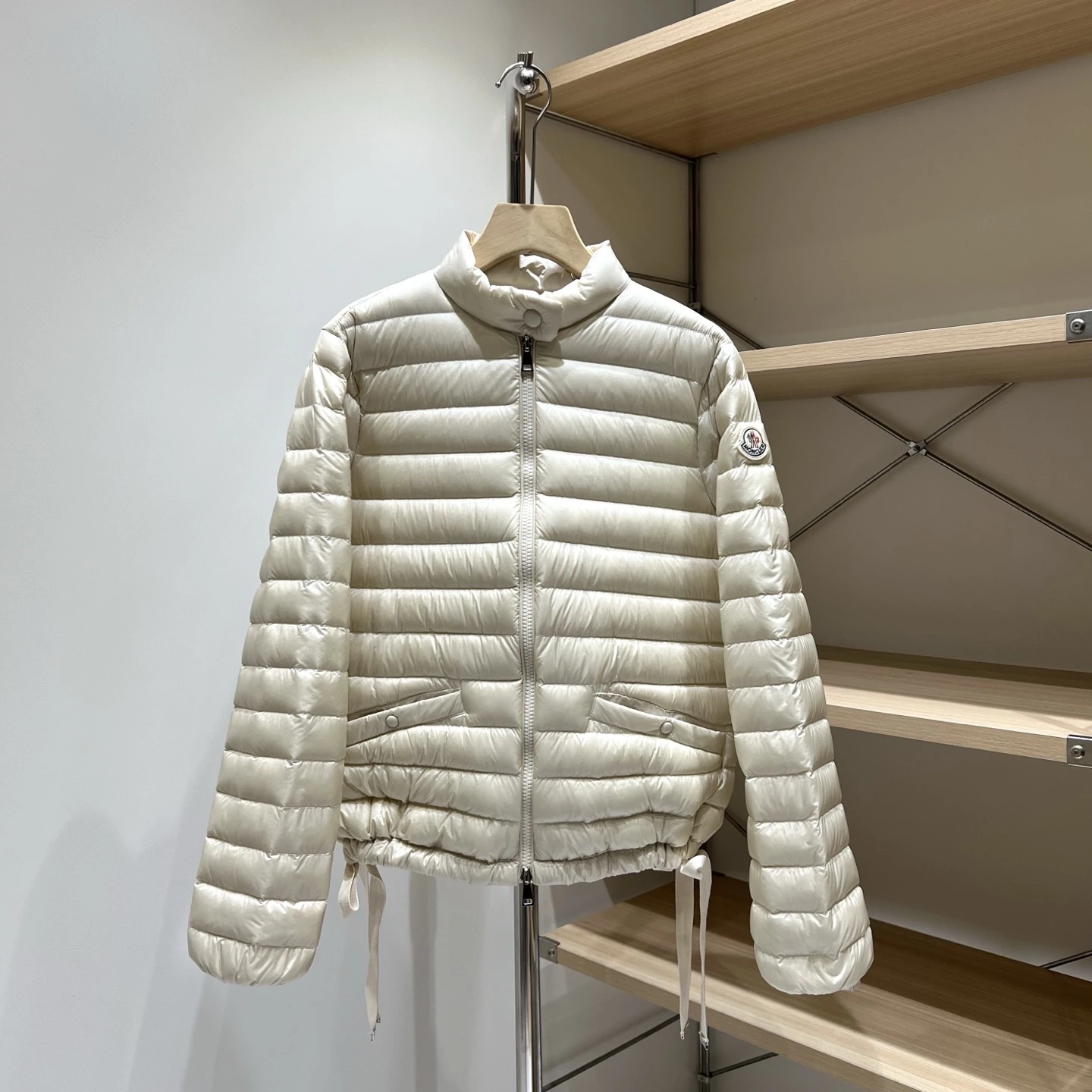 MONCLER(モンクレール) 秋冬 Azalee レディース クロップド丈・スタンドカラー・ジップ・ポケット・保温性・マット仕上げ・撥水 ダウンジャケット。 素材:デニム・ダウン