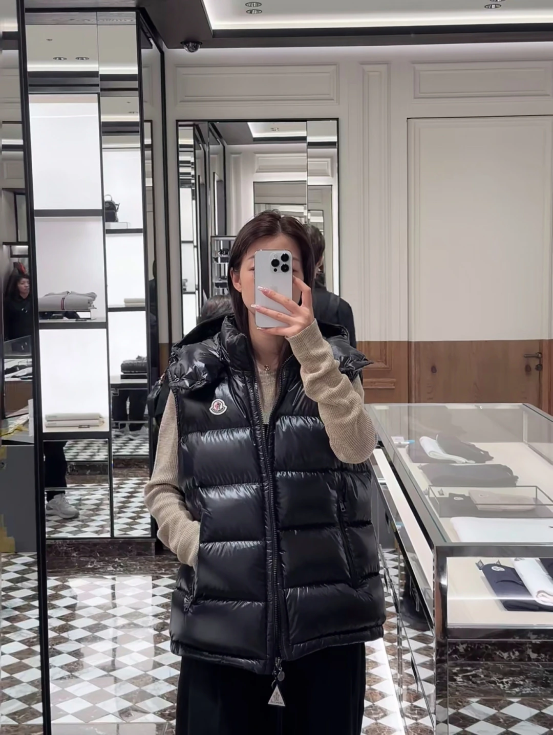 MONCLER(モンクレール) Bormes メンズ フード付き ダウンベスト。 素材:ダウン