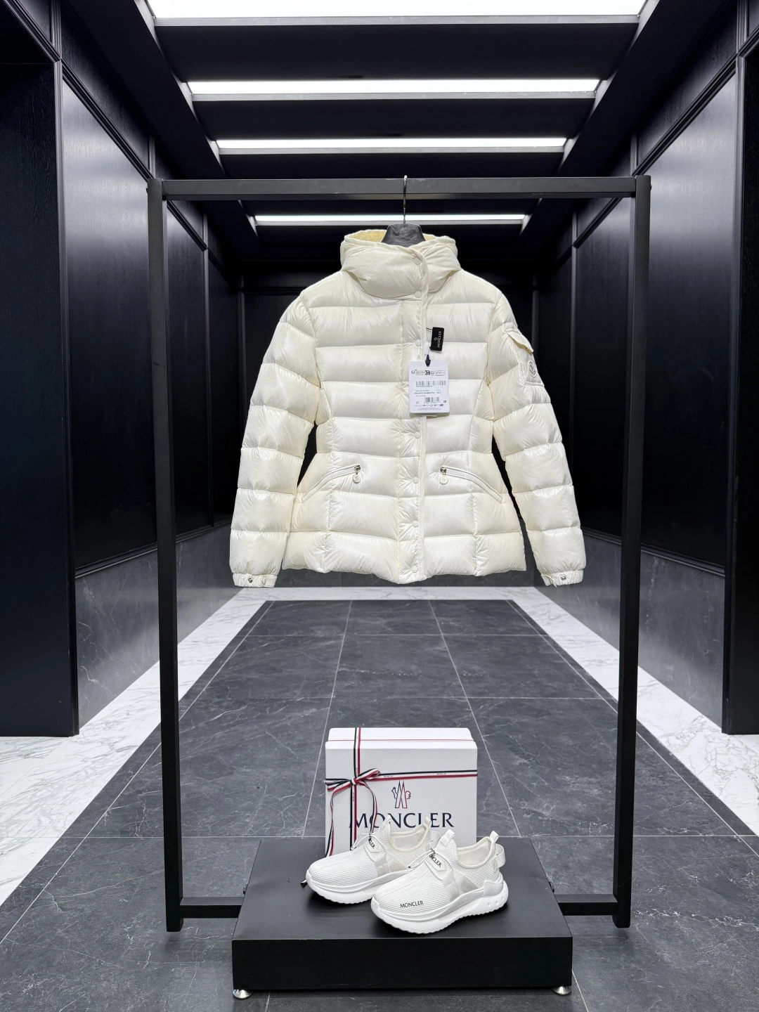 MONCLER(モンクレール) Barante レディース ウエストシェイプ・クロップド丈・フード付き・ジップ・ポケット・調節可能・メタルパーツ・スナップボタン ジャケット。 素材:ナイロン・ダウン。 サイズ:0-3。 オリジナル仕様