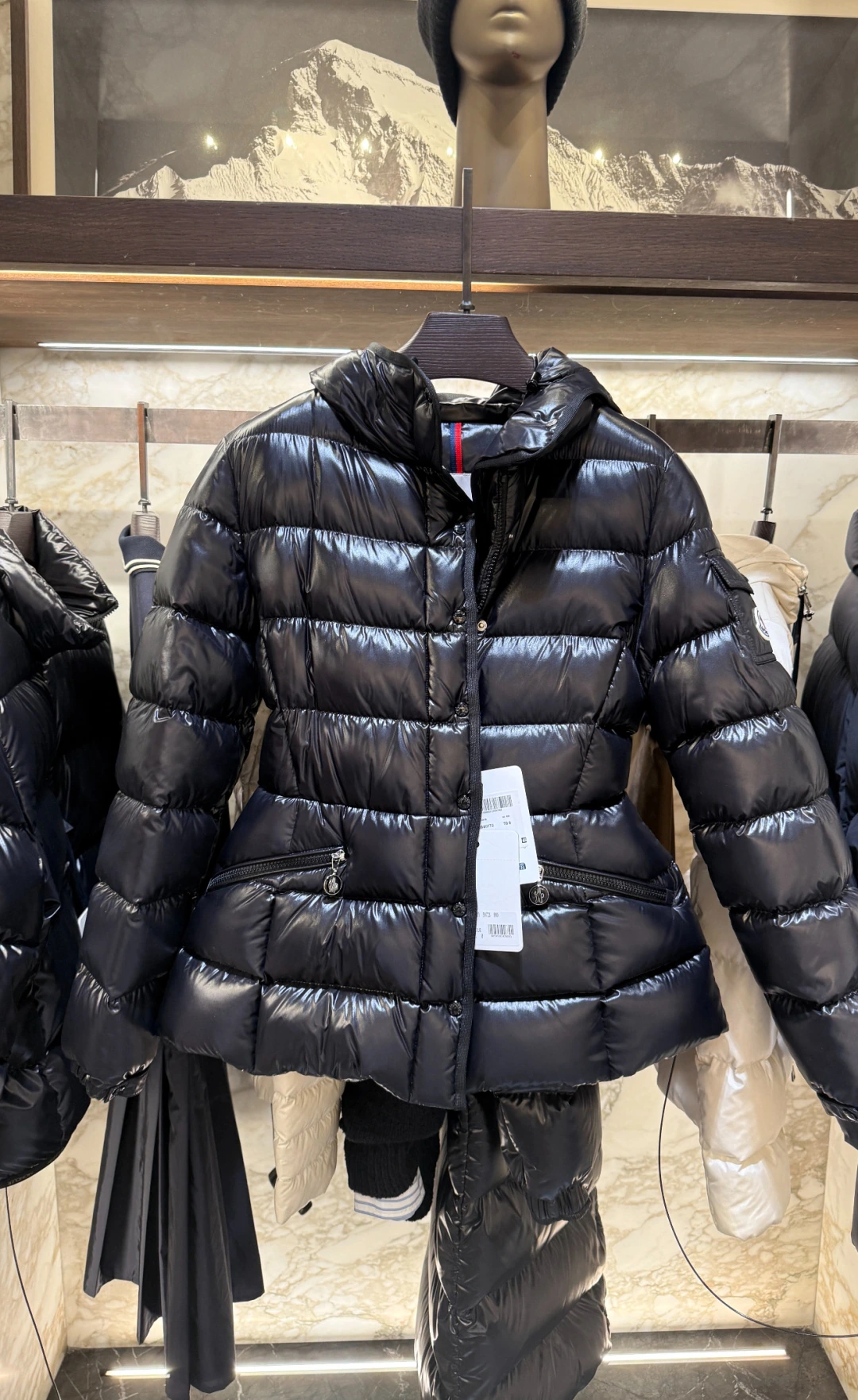 MONCLER(モンクレール) Barante レディース クロップド丈・フード付き ジャケット。 素材:ダウン。 実物撮影