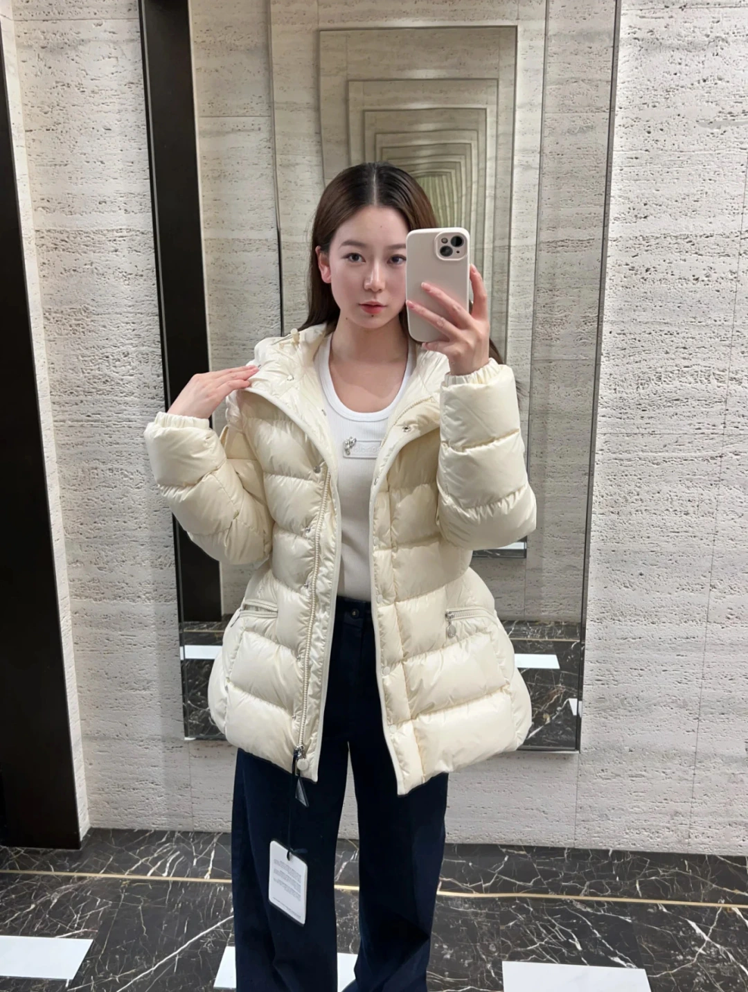 MONCLER(モンクレール) Barante レディース クロップド丈・フード付き ジャケット。 素材:ダウン。 実物撮影