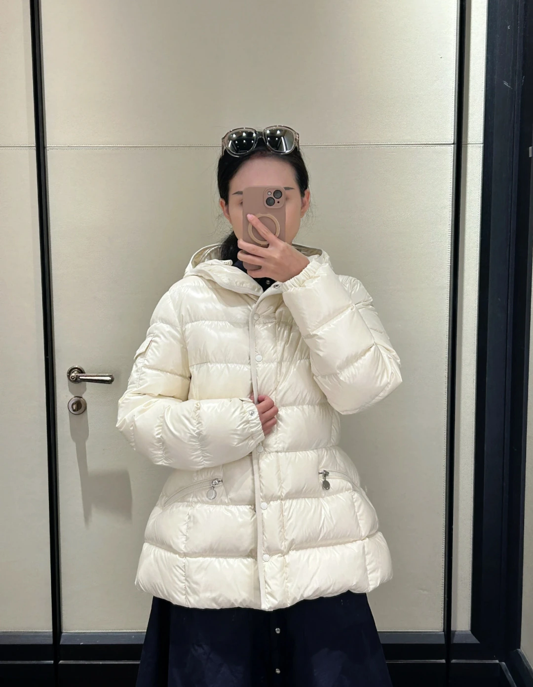 MONCLER(モンクレール) Barante レディース クロップド丈・フード付き ジャケット。 素材:ダウン。 実物撮影