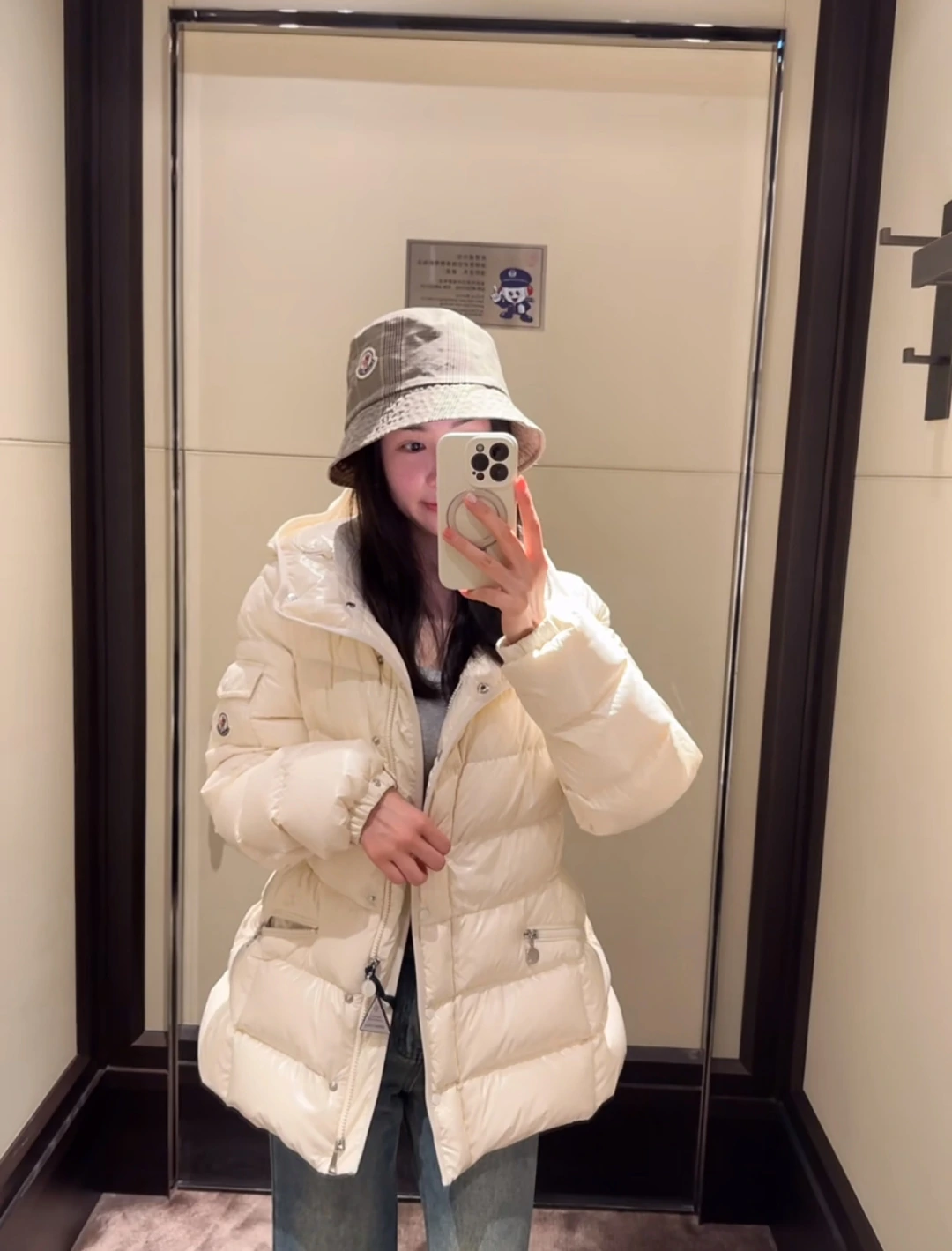 MONCLER(モンクレール) Barante レディース クロップド丈・フード付き ジャケット。 素材:ダウン。 実物撮影