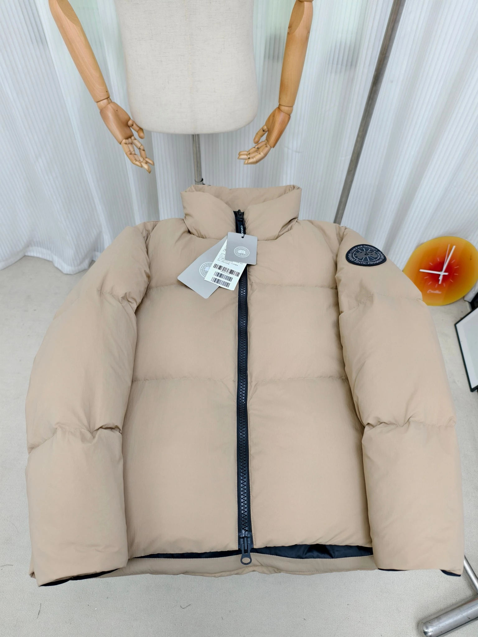 CANADA GOOSE(カナダグース) Lawrence ストライプ・ソフトな風合い・キルティング・リブ ジャケット。 素材:ダウン・ダックダウン。 カラー:ブラック(ブラックラベル) / ブラック(レッドラベル) / オーシャンブルー / デザートベージュ。 サイズ:XS-2XL