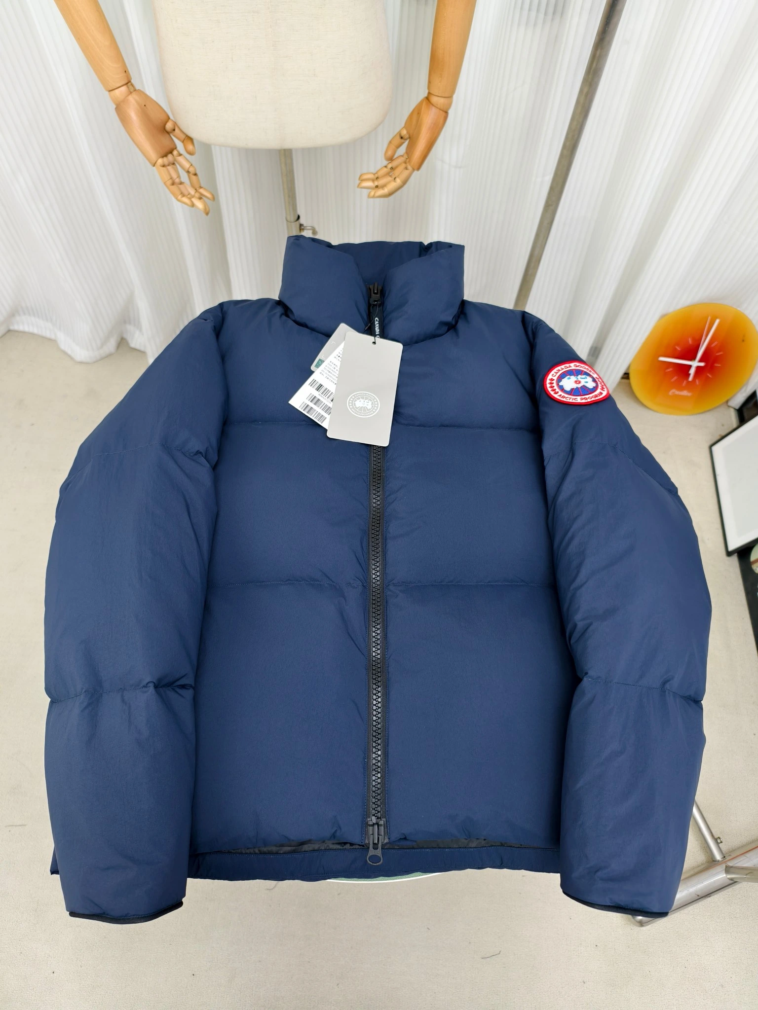CANADA GOOSE(カナダグース) Lawrence ストライプ・ソフトな風合い・キルティング・リブ ジャケット。 素材:ダウン・ダックダウン。 カラー:ブラック(ブラックラベル) / ブラック(レッドラベル) / オーシャンブルー / デザートベージュ。 サイズ:XS-2XL