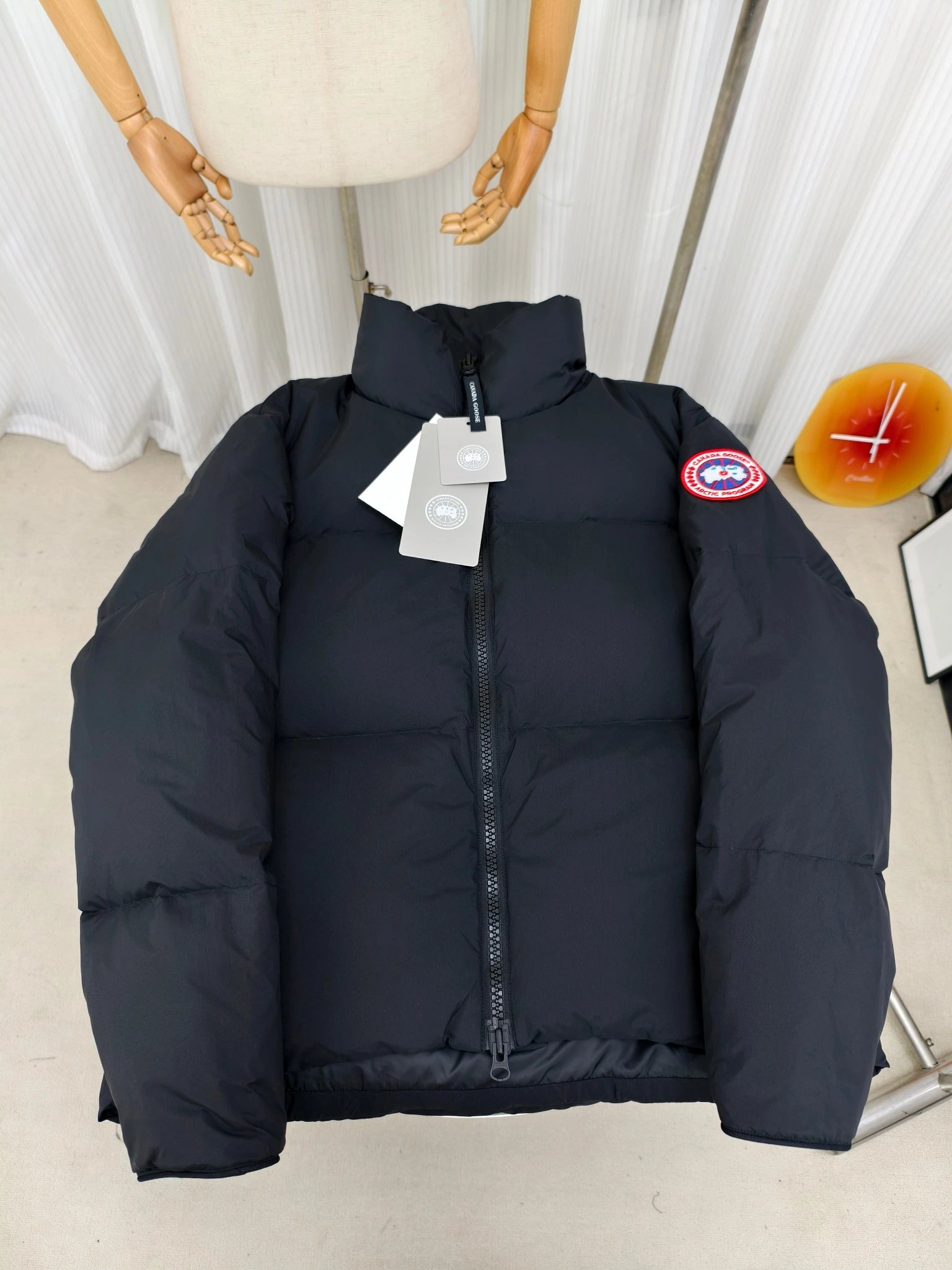 CANADA GOOSE(カナダグース) Lawrence ストライプ・ソフトな風合い・キルティング・リブ ジャケット。 素材:ダウン・ダックダウン。 カラー:ブラック(ブラックラベル) / ブラック(レッドラベル) / オーシャンブルー / デザートベージュ。 サイズ:XS-2XL