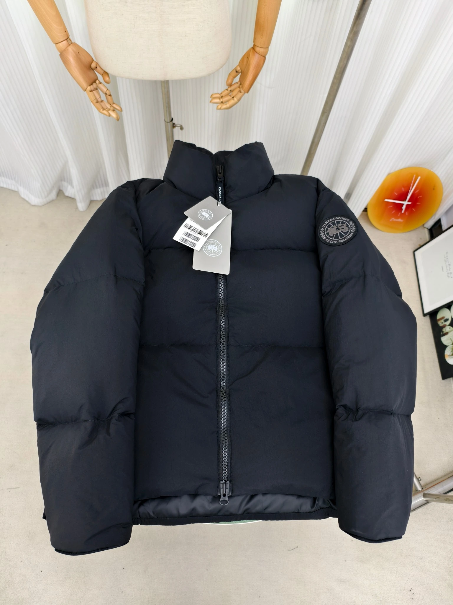 CANADA GOOSE(カナダグース) Lawrence ストライプ・ソフトな風合い・キルティング・リブ ジャケット。 素材:ダウン・ダックダウン。 カラー:ブラック(ブラックラベル) / ブラック(レッドラベル) / オーシャンブルー / デザートベージュ。 サイズ:XS-2XL