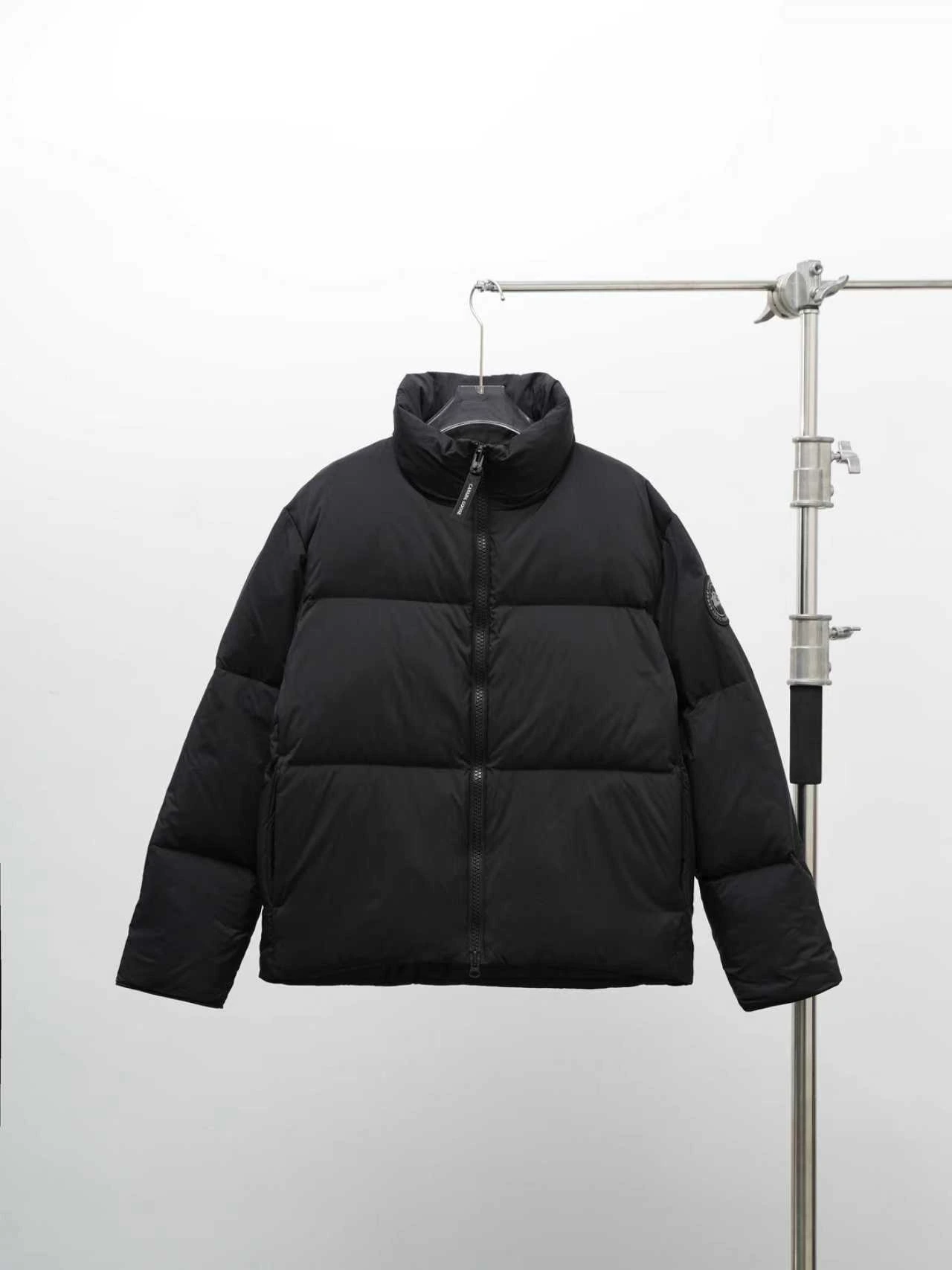 CANADA GOOSE(カナダグース) Lawrence ストライプ・ソフトな風合い・キルティング・リブ ジャケット。 素材:ダウン・ダックダウン。 カラー:ブラック(ブラックラベル) / ブラック(レッドラベル) / オーシャンブルー / デザートベージュ。 サイズ:XS-2XL