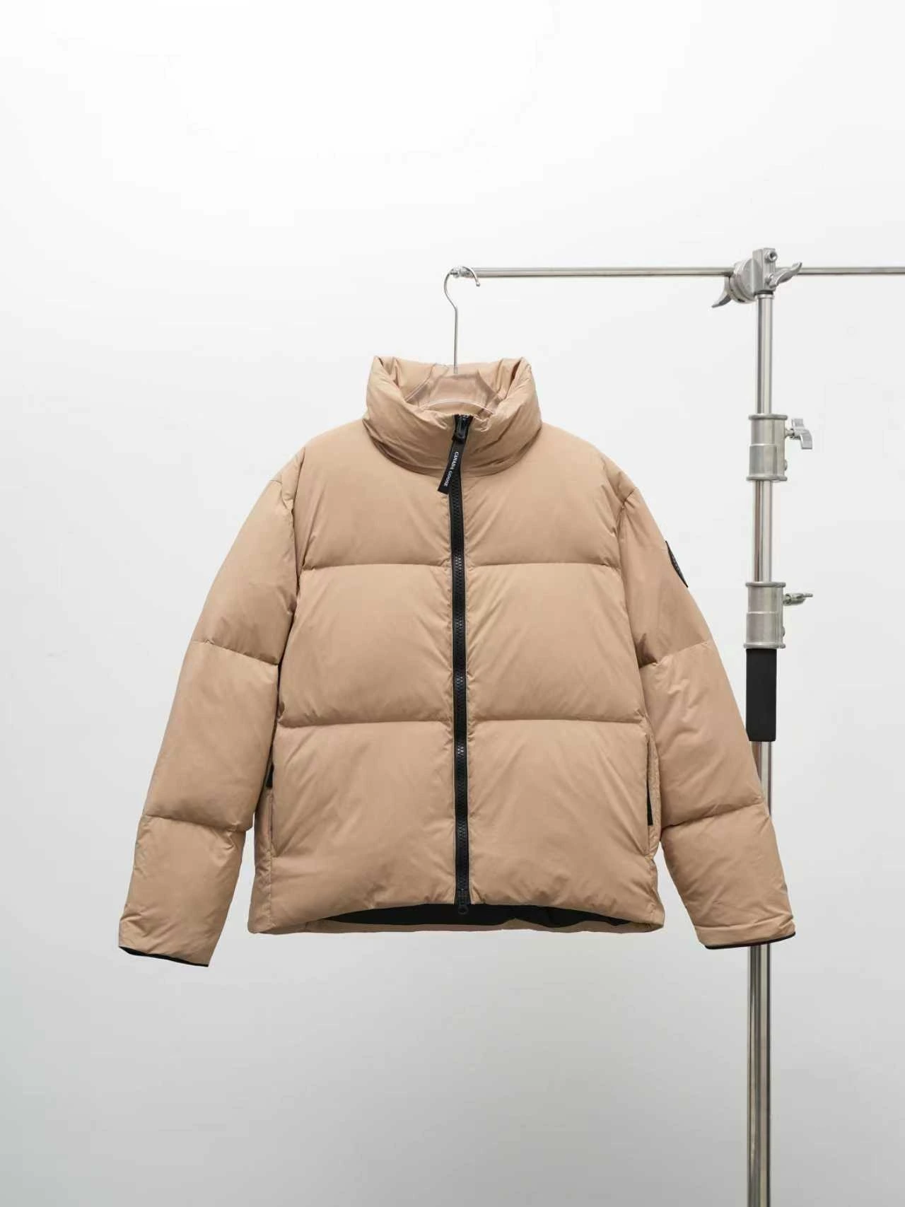 CANADA GOOSE(カナダグース) Lawrence ストライプ・ソフトな風合い・キルティング・リブ ジャケット。 素材:ダウン・ダックダウン。 カラー:ブラック(ブラックラベル) / ブラック(レッドラベル) / オーシャンブルー / デザートベージュ。 サイズ:XS-2XL
