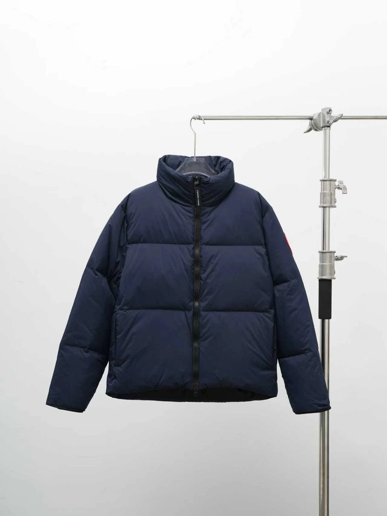 CANADA GOOSE(カナダグース) Lawrence ストライプ・ソフトな風合い・キルティング・リブ ジャケット。 素材:ダウン・ダックダウン。 カラー:ブラック(ブラックラベル) / ブラック(レッドラベル) / オーシャンブルー / デザートベージュ。 サイズ:XS-2XL