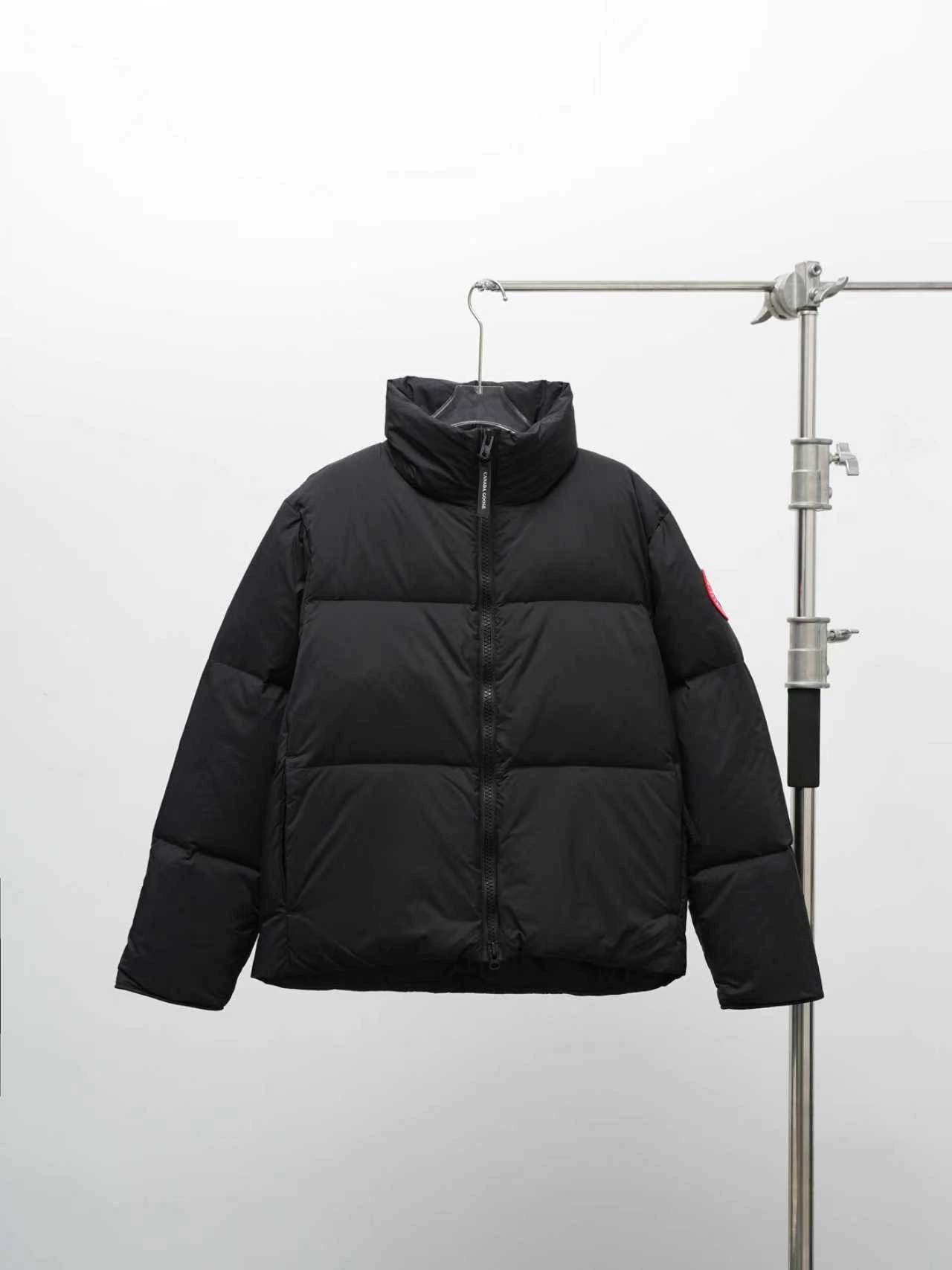 CANADA GOOSE(カナダグース) Lawrence ストライプ・ソフトな風合い・キルティング・リブ ジャケット。 素材:ダウン・ダックダウン。 カラー:ブラック(ブラックラベル) / ブラック(レッドラベル) / オーシャンブルー / デザートベージュ。 サイズ:XS-2XL